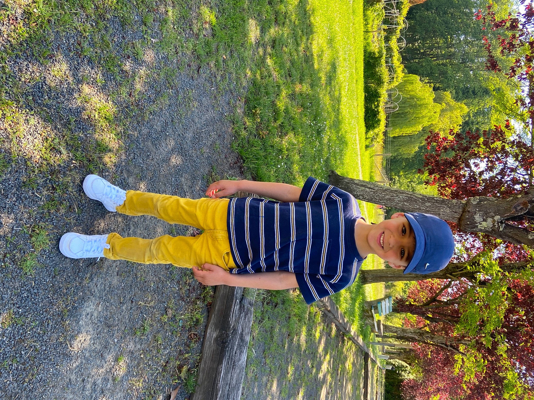 Yazid participe au concours pour gagner de l'argent avec cette photo : asphalt, child, electric_blue, fun, grass, happy, hat, headwear, human_leg, joy, leaf, leisure, people_in_nature, person, plant, shadow, shrub, t_shirt, tints_and_shades, toddler