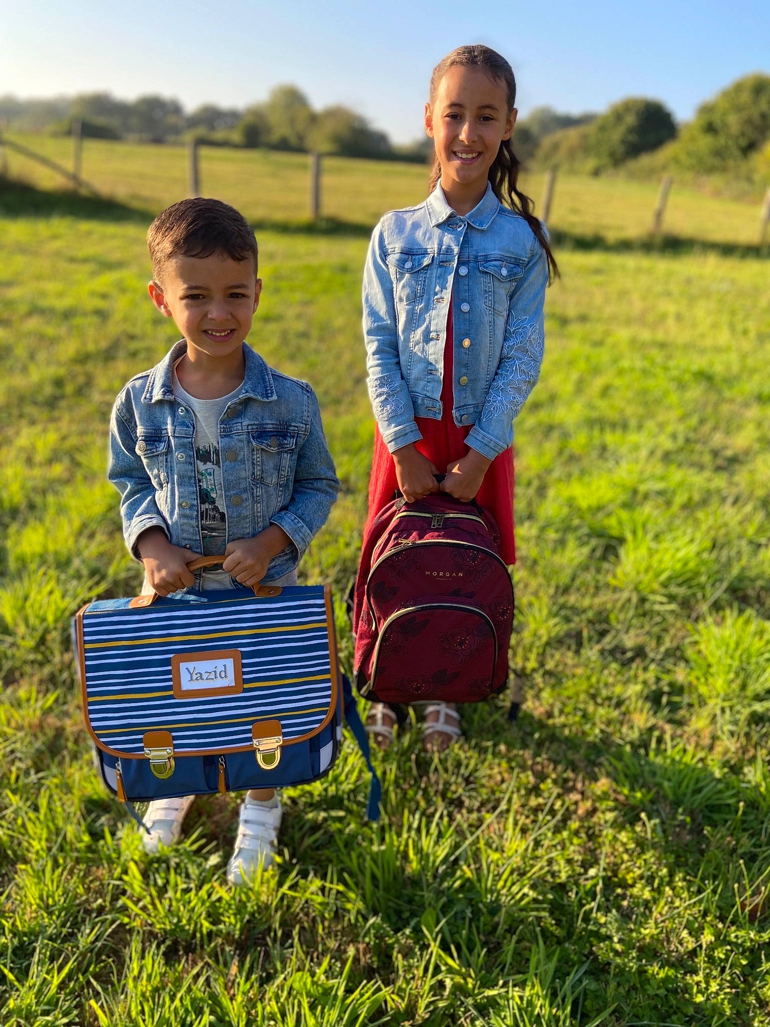 Yazid a rejoint le concours — aidez-le/la à gagner de superbes lots ! agriculture, child, fun, grass, grassland, happy, joy, landscape, lawn, leisure, meadow, natural_landscape, people_in_nature, person, plant, recreation, rural_area, sky, smile, toddler