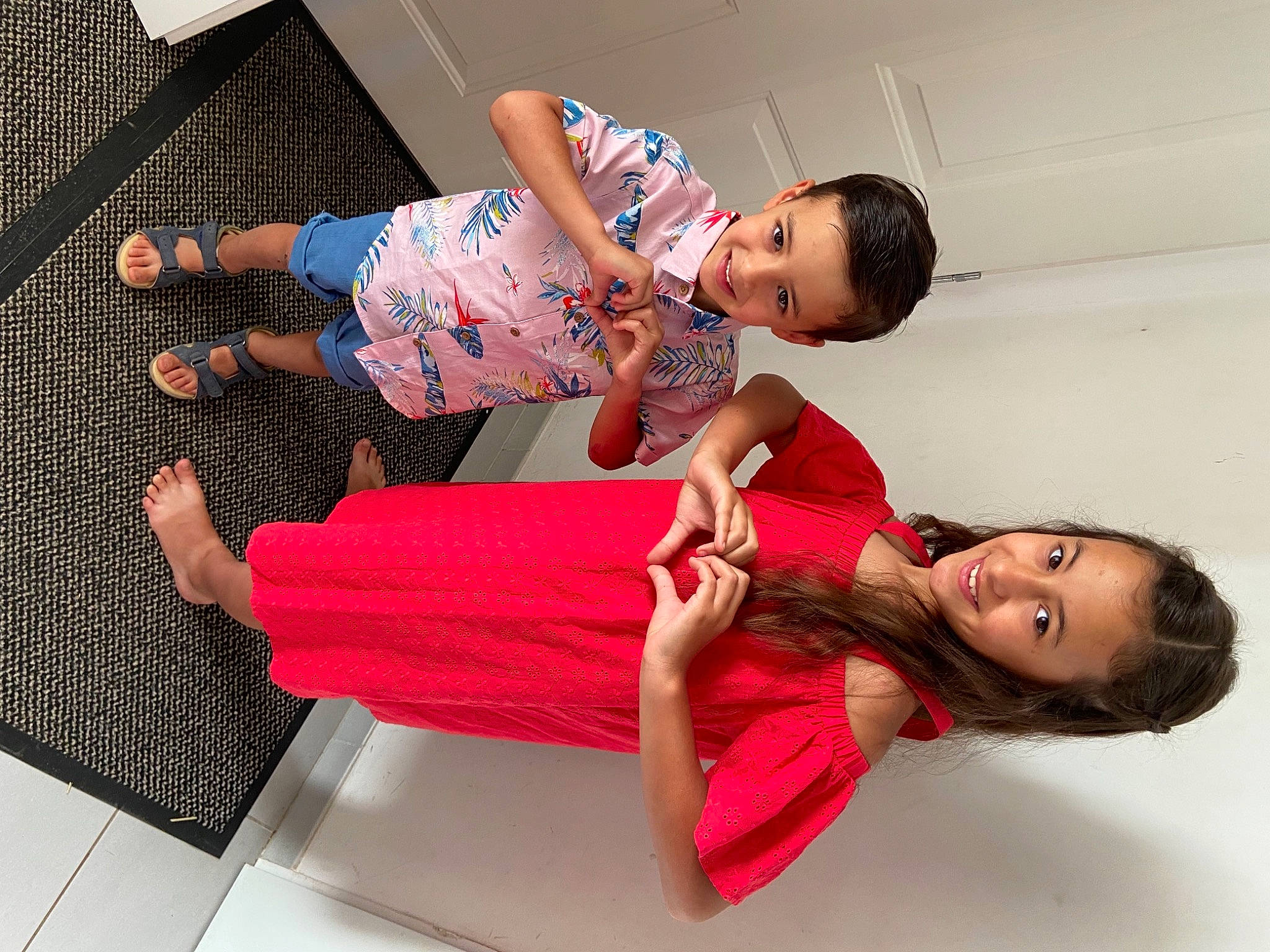 Maïssa a rejoint le concours — aidez-le/la à gagner de superbes lots ! arm, comfort, elbow, event, eyewear, fashion_design, fun, gesture, happy, human_leg, joint, joy, knee, leg, leisure, person, sandal, shoulder, thigh, trunk