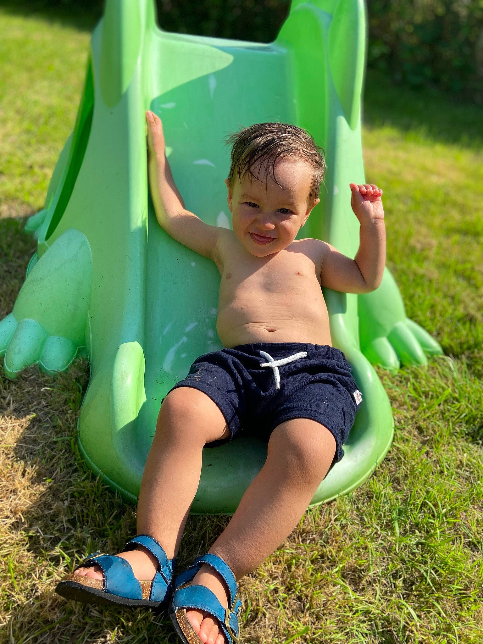 Houssine participe au concours pour gagner de l'argent avec cette photo : baby_toddler_clothing, barefoot, chute, foot, fun, grass, green, happy, human_leg, joy, knee, leisure, people_in_nature, person, photograph, plant, playground, recreation, shorts, smile