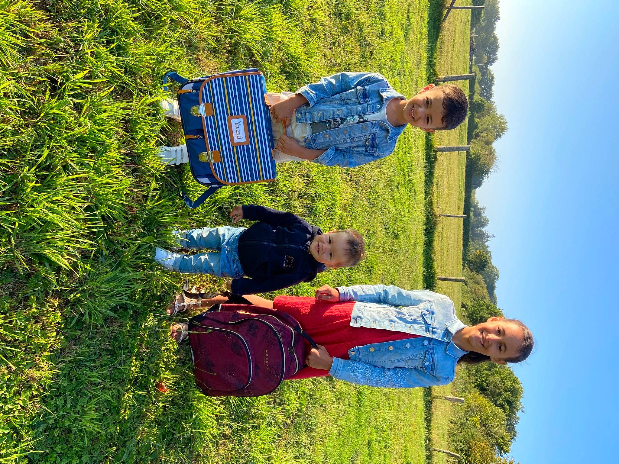 Houssine a rejoint le concours — aidez-le/la à gagner de superbes lots ! electric_blue, fun, grass, grass_family, happy, jeans, joy, leisure, luggage_and_bags, nature, people_in_nature, person, photograph, plant, recreation, red, sky, travel, tree, vegetation