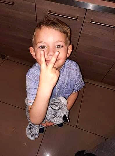 Eden a rejoint le concours — aidez-le/la à gagner de superbes lots ! arm, cheek, chin, facial_expression, floor, flooring, gesture, hair, hand, happy, head, jaw, mouth, nose, person, skin, sleeve, smile, standing, toddler