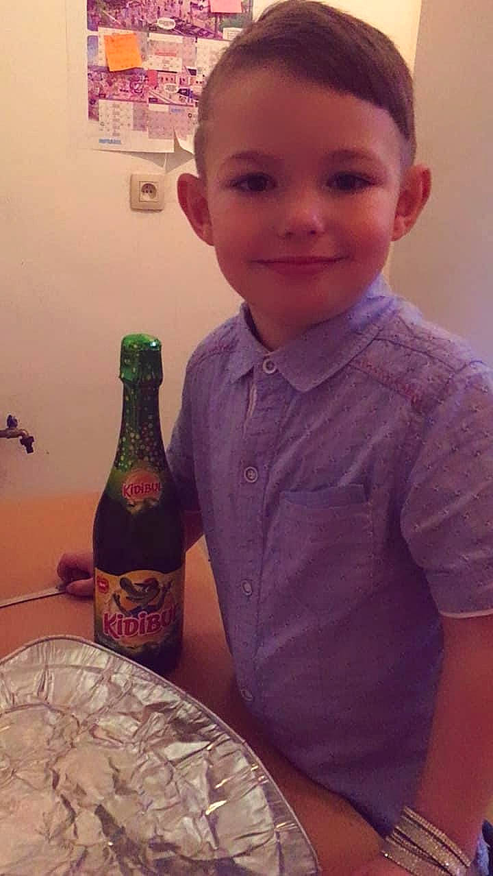 Eden a rejoint le concours — aidez-le/la à gagner de superbes lots ! alcoholic_beverage, baby_toddler_clothing, barware, beer, beer_bottle, bottle, cap, child, dress_shirt, drink, drinkware, food, glass_bottle, happy, ingredient, joy, person, sleeve, smile, t_shirt