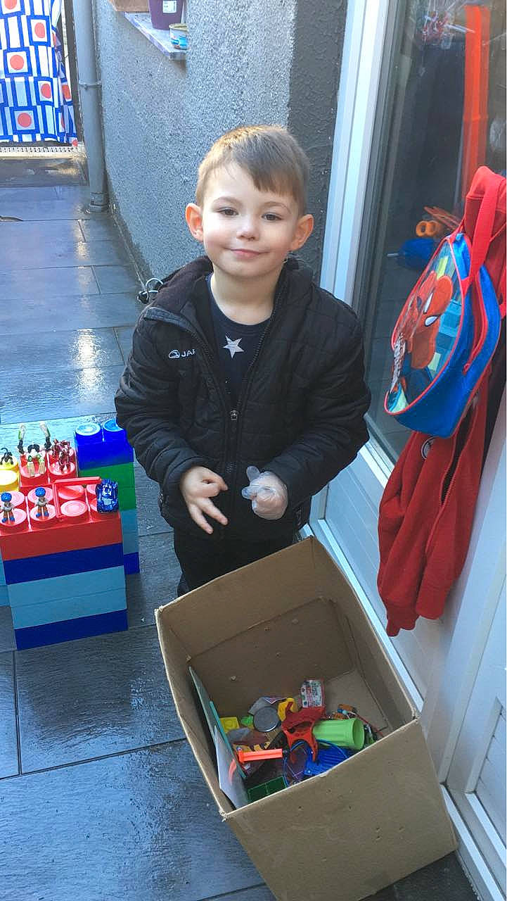 Eden a rejoint le concours — aidez-le/la à gagner de superbes lots ! backpack, bag, blue, box, child, electric_blue, event, fun, joy, leisure, luggage_and_bags, person, plastic, plastic_bag, play, red, room, smile, standing, toddler