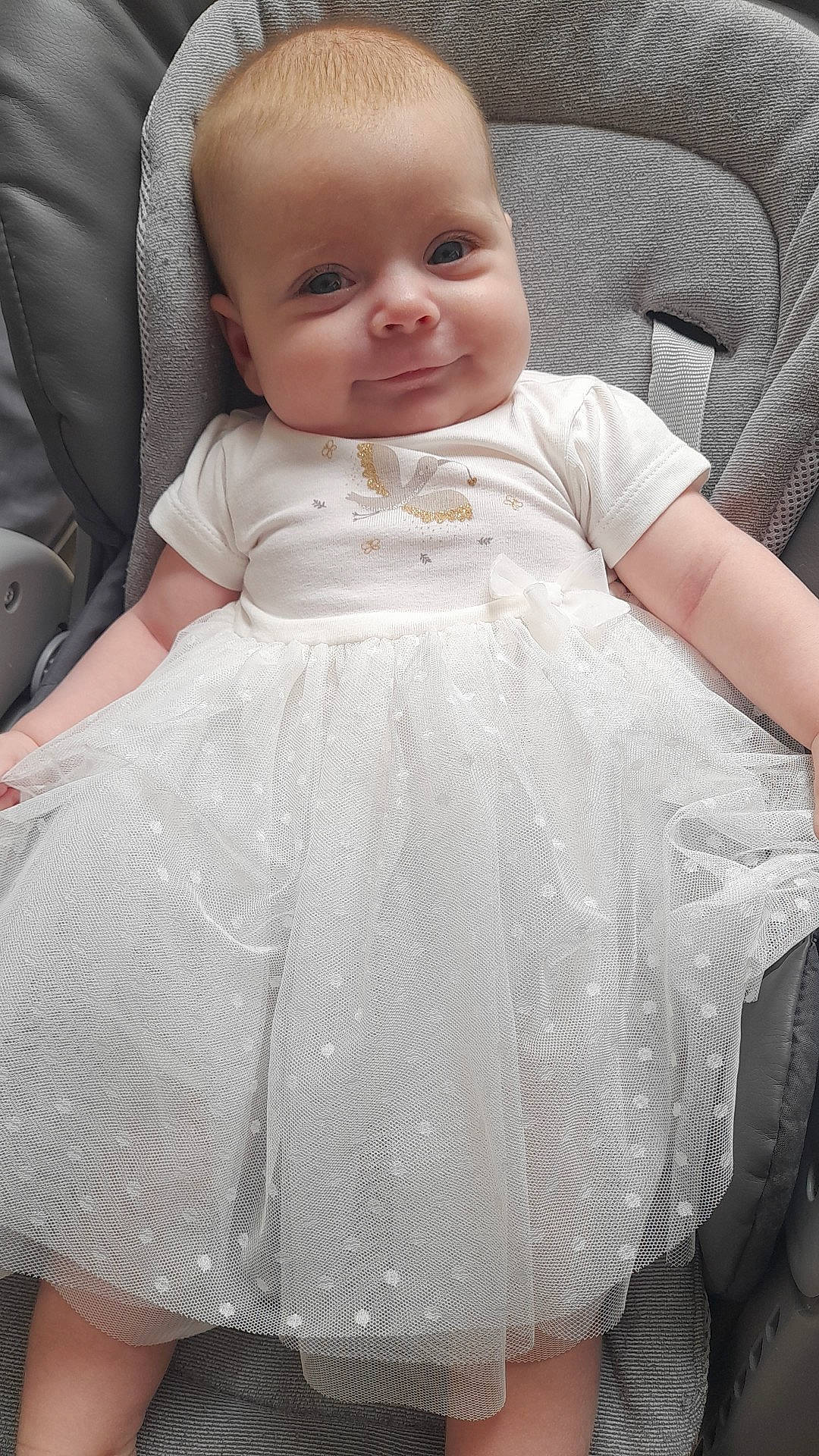 Soliana a rejoint le concours — aidez-le/la à gagner de superbes lots ! baby, baby_toddler_clothing, black, cheek, chin, dress, eye, eyebrow, face, facial_expression, flash_photography, grey, hairstyle, iris, lip, one_piece_garment, person, skin, sleeve, standing