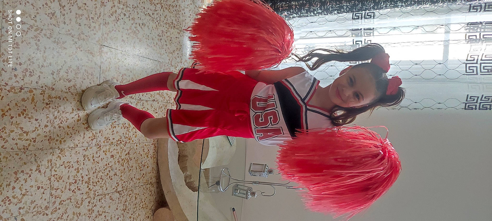 Héléna a rejoint le concours — aidez-le/la à gagner de superbes lots ! carmine, costume, costume_accessory, costume_design, event, fashion_accessory, fashion_design, fictional_character, fun, headgear, human_leg, joy, magenta, person, pink, thigh, wig