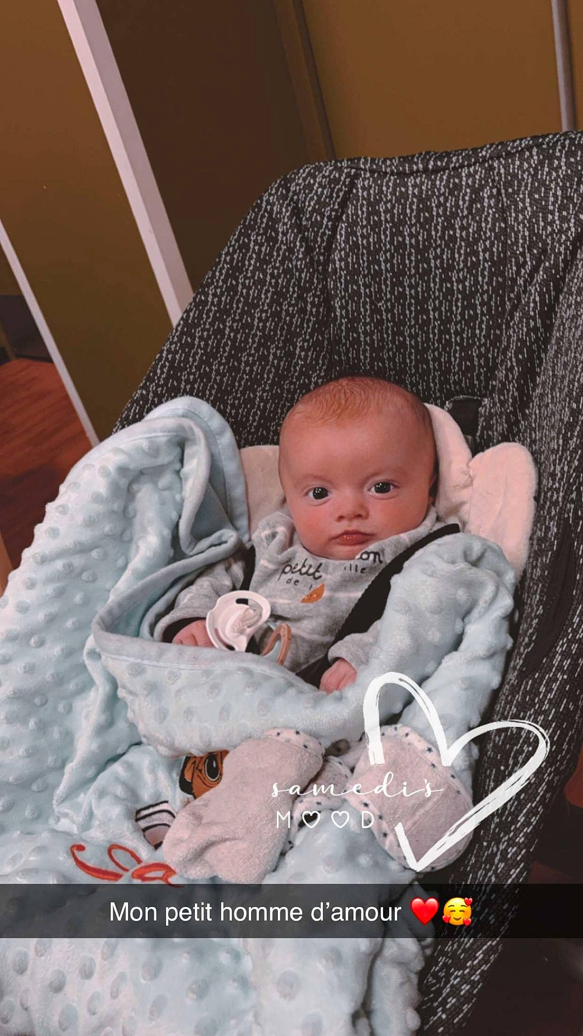 Tiago participe au concours pour gagner de l'argent avec cette photo : baby, baby_carriage, baby_products, baby_safety, baby_sleeping, baby_toddler_clothing, baby_toys, chair, cheek, child, comfort, doll, infant_bed, linens, person, product, room, sitting, toddler, toy