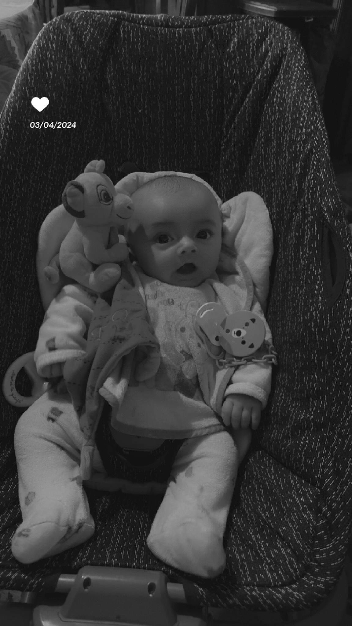 Tiago a rejoint le concours — aidez-le/la à gagner de superbes lots ! baby, baby_products, baby_toddler_clothing, cheek, child, comfort, doll, lap, linens, monochrome, monochrome_photography, person, room, sitting, stuffed_toy, style, toddler, toy