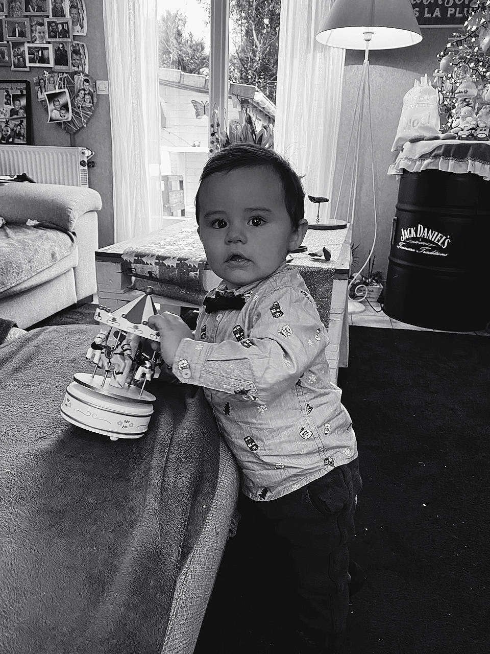 Elio a rejoint le concours — aidez-le/la à gagner de superbes lots ! baby, black, black_and_white, child, curtain, hairstyle, happy, lamp, mammal, monochrome, monochrome_photography, person, room, sitting, standing, style, table, toddler, tree, white