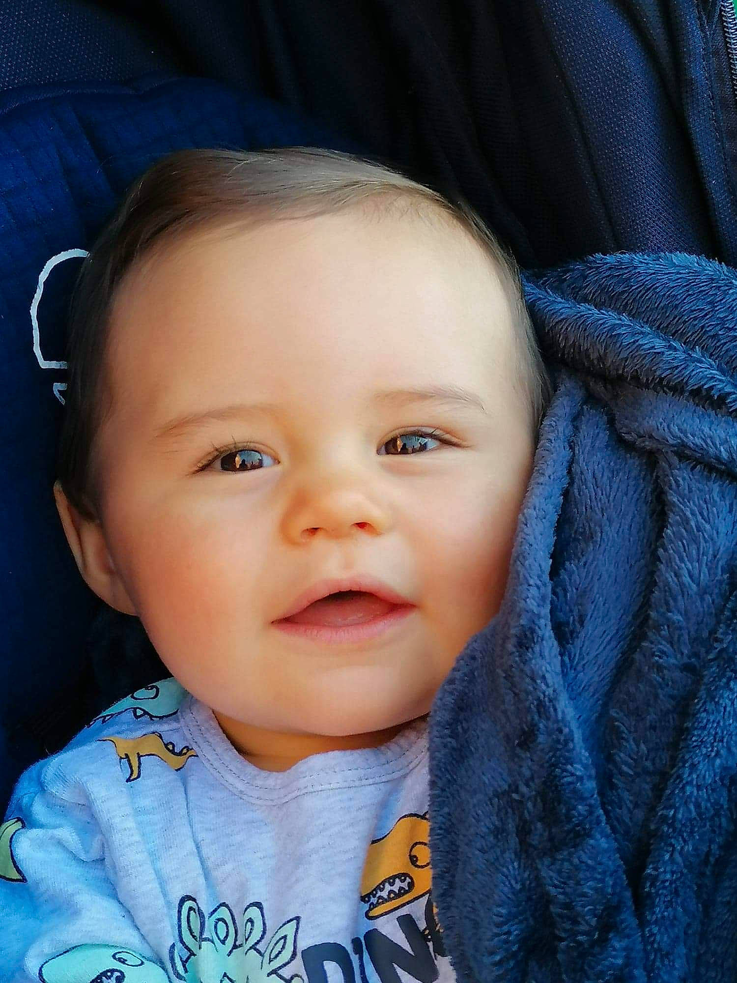 Elio a rejoint le concours — aidez-le/la à gagner de superbes lots ! baby, baby_toddler_clothing, cheek, child, cool, ear, electric_blue, eye, eyebrow, eyelash, flash_photography, happy, head, iris, lip, nose, person, skin, sleeve, smile