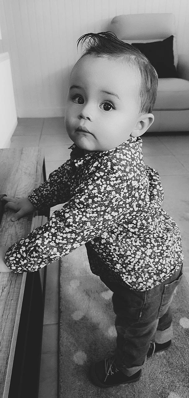 Elio participe au concours pour gagner de l'argent avec cette photo : baby, baby_toddler_clothing, black, black_and_white, eyelash, flooring, gesture, grey, happy, human_body, monochrome, monochrome_photography, person, photograph, sleeve, snapshot, standing, style, toddler, waist
