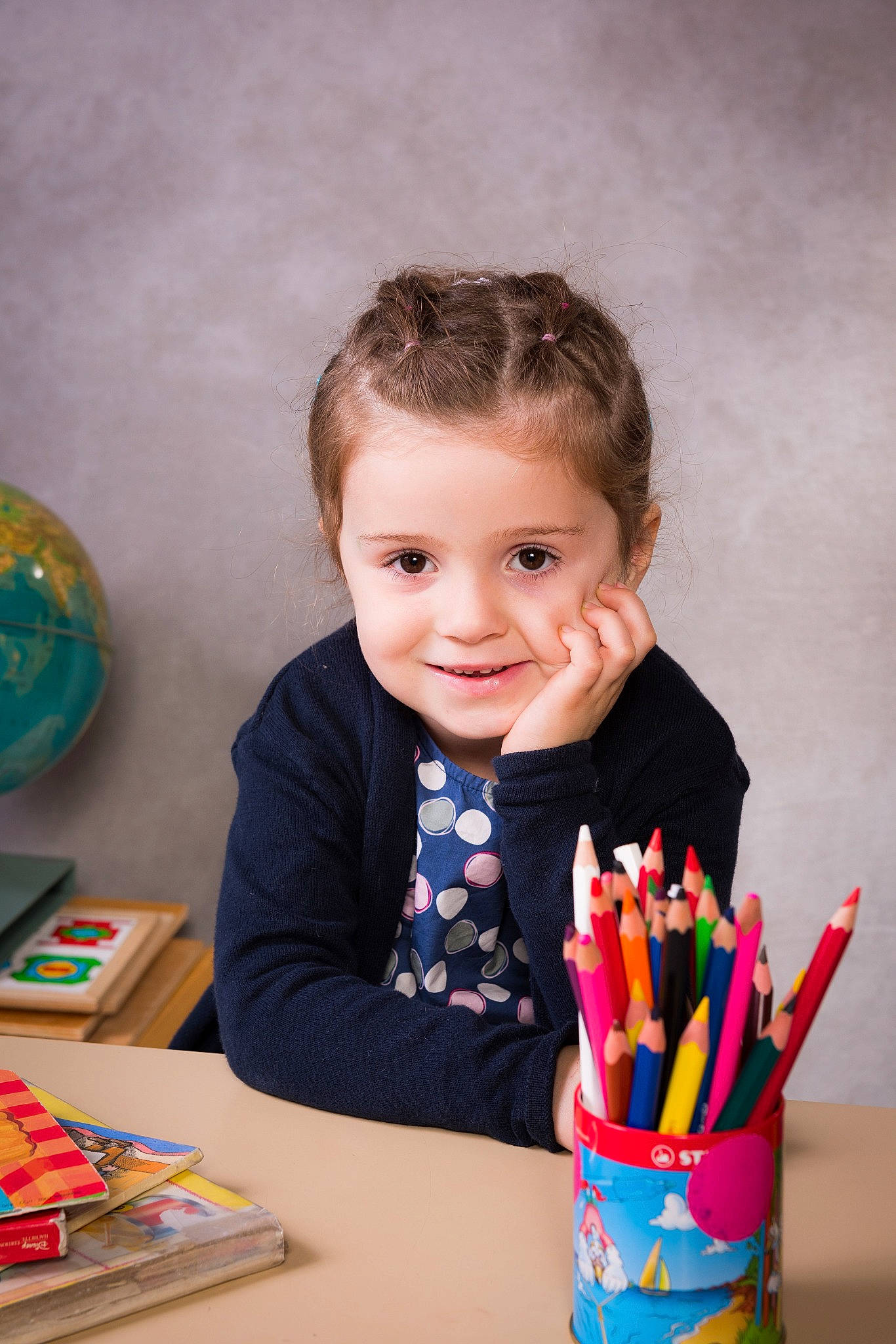 Candice a rejoint le concours — aidez-le/la à gagner de superbes lots ! child, finger, fun, hand, joy, learning, person, play, play_doh, room, smile, toddler, writing_implement