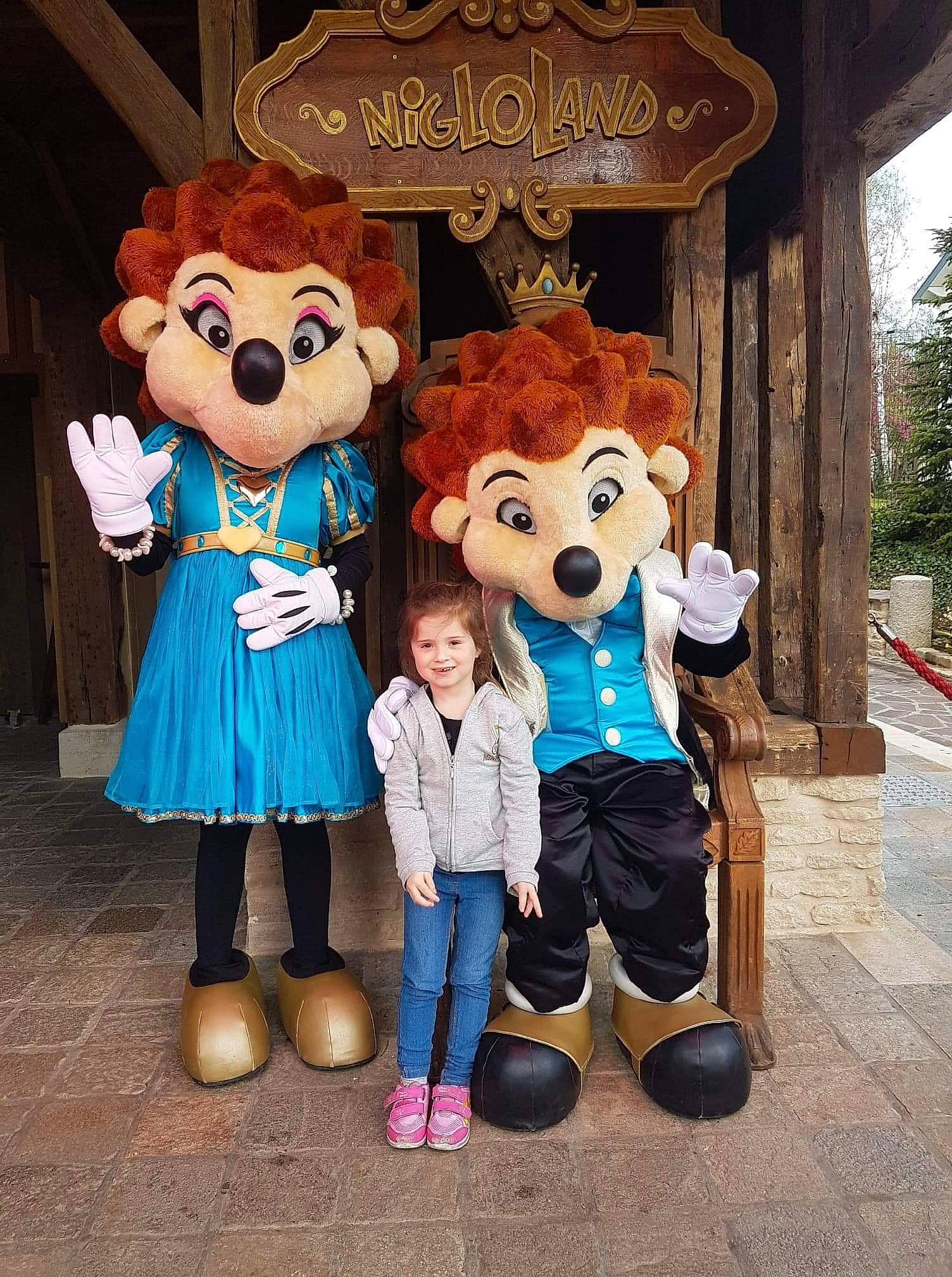 Candice a rejoint le concours — aidez-le/la à gagner de superbes lots ! amusement_park, child, costume, fun, fur, joy, leisure, mascot, nonbuilding_structure, park, person, recreation, stuffed_toy, teddy_bear, tourism, toy, vacation, walt_disney_world, world