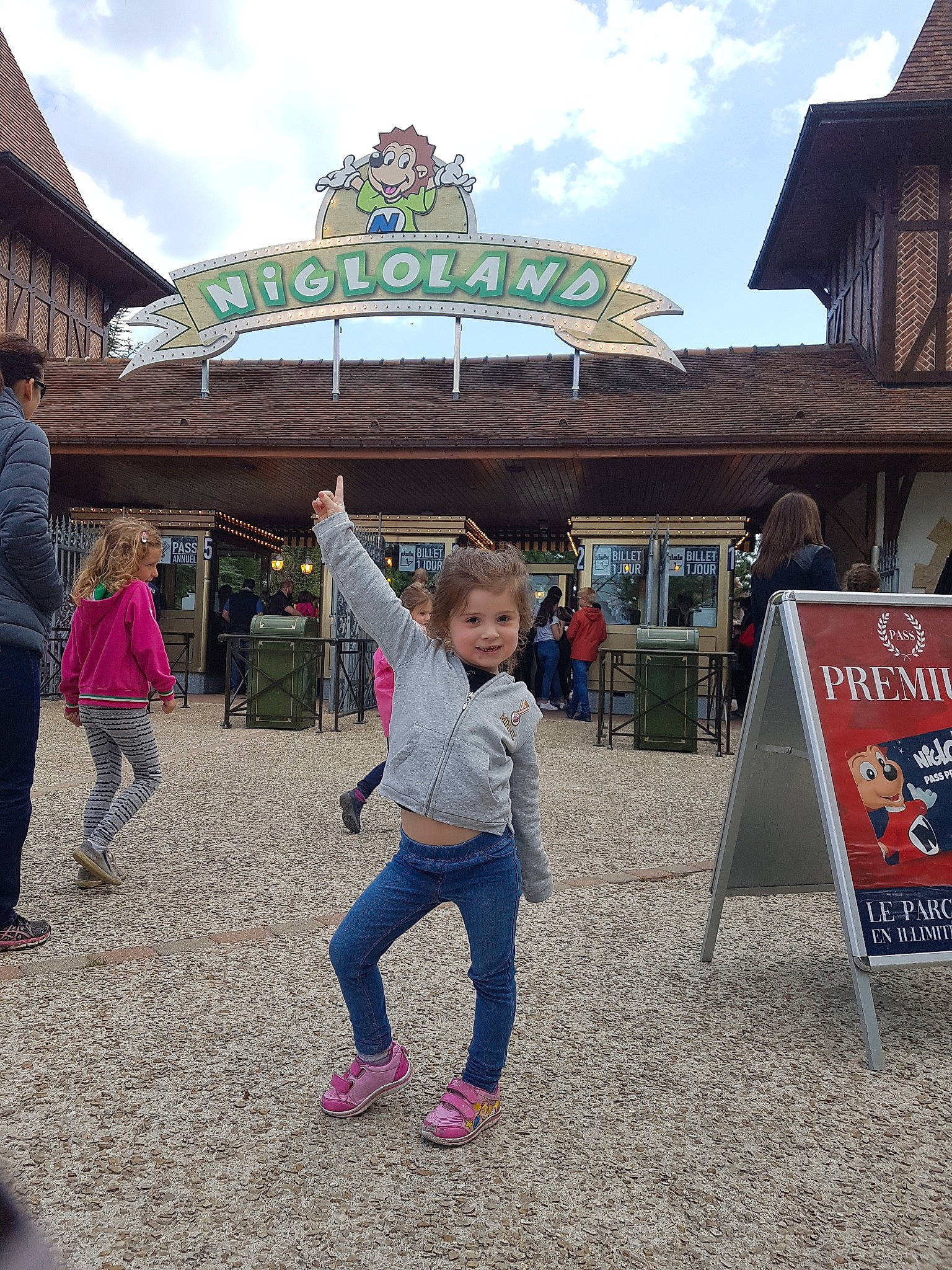 Candice a rejoint le concours — aidez-le/la à gagner de superbes lots ! child, fun, games, headwear, joy, leisure, person, play, recreation, temple, tourism, tourist_attraction, travel, vacation