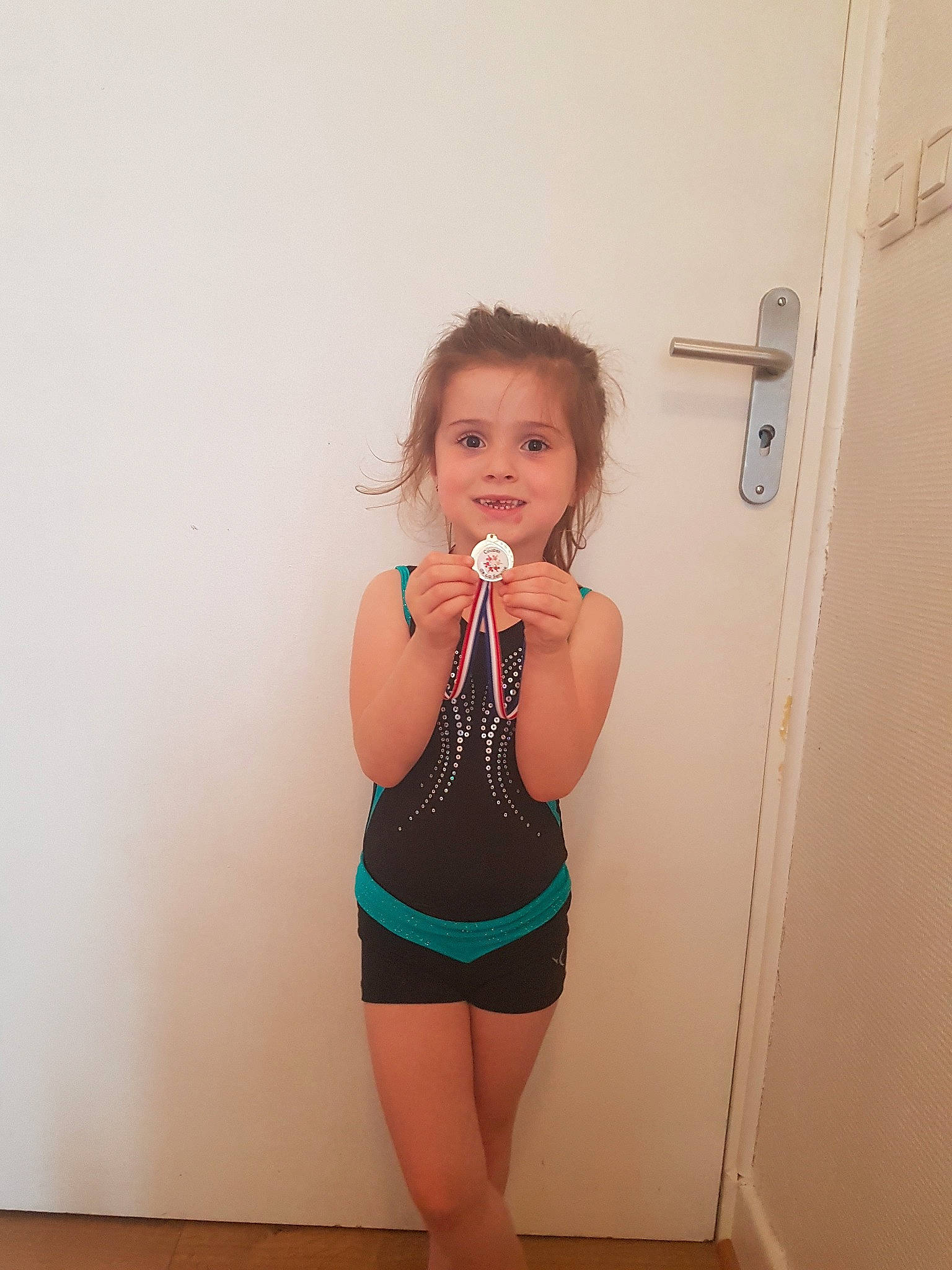 Candice participe au concours pour gagner de l'argent avec cette photo : abdomen, arm, child, elbow, hip, human_body, human_leg, joint, joy, knee, leg, neck, person, room, shoulder, standing, thigh, toddler, trunk