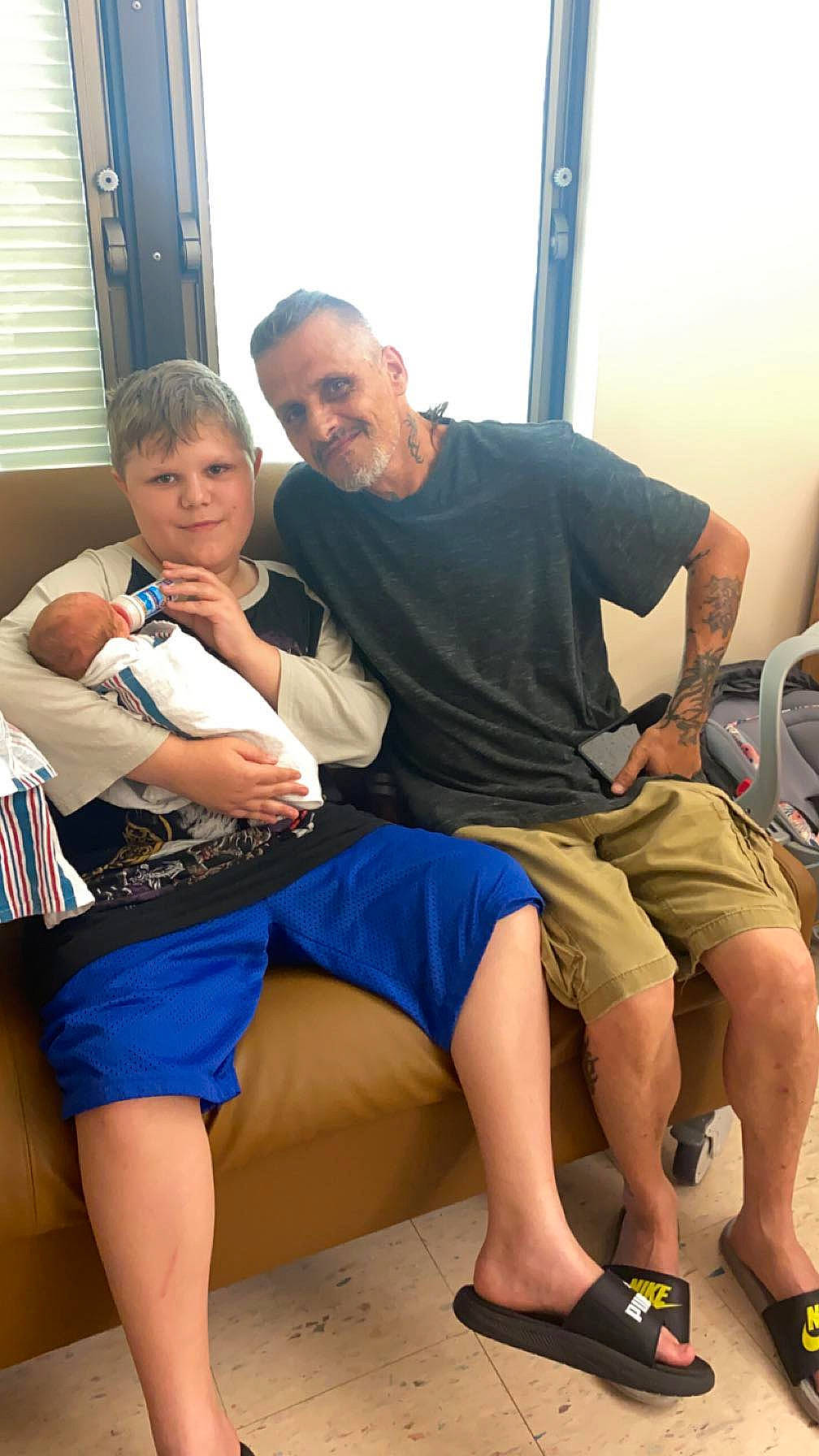 Ephraim is registered to the contest to win money with this photo: bermuda_shorts, comfort, elbow, electric_blue, event, foot, fun, human_leg, joint, joy, knee, lap, leg, leisure, muscle, person, sandal, shorts, shoulder, sitting