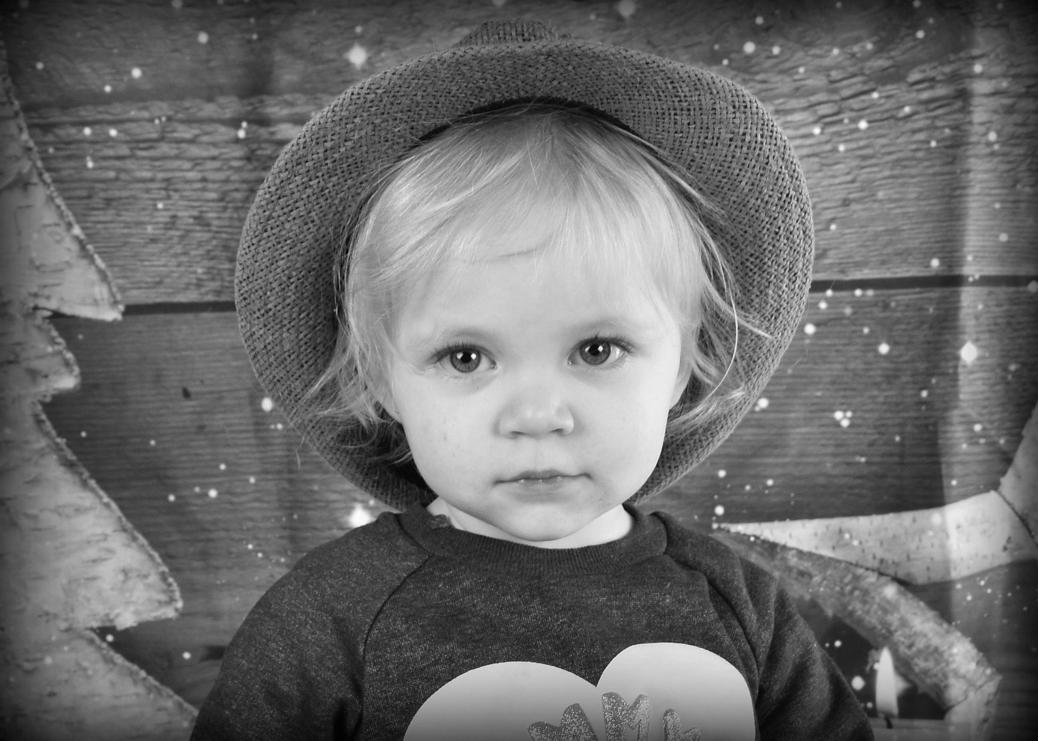 Hope participe au concours pour gagner de l'argent avec cette photo : black, black_and_white, chin, eye, eyebrow, facial_expression, flash_photography, hairstyle, hat, head, human, human_body, iris, lip, mouth, organ, person, photograph, smile, sun_hat