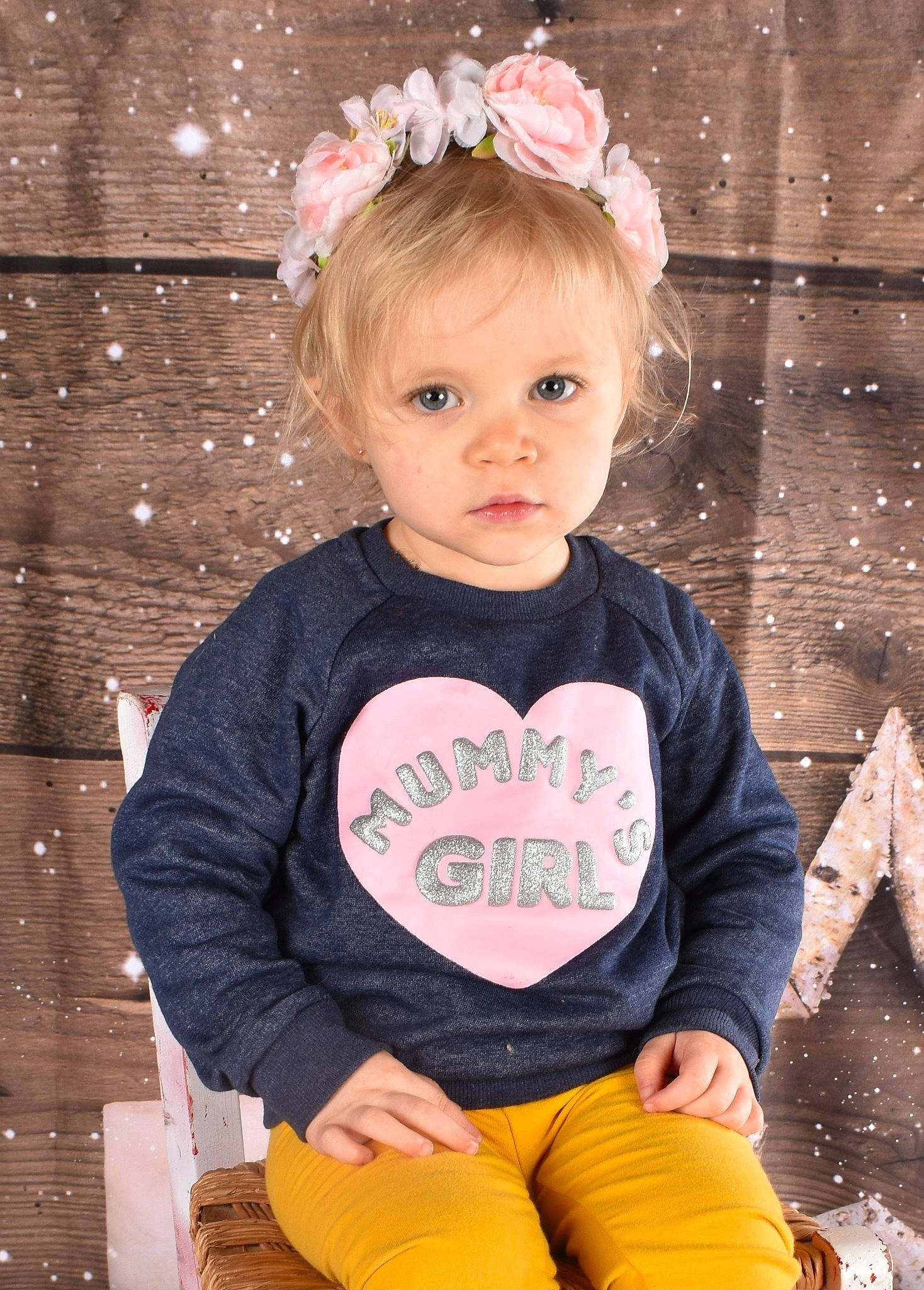 Hope a rejoint le concours — aidez-le/la à gagner de superbes lots ! baby_toddler_clothing, beauty, cheek, child, clothing, dress, fun, happy, head, headpiece, iris, pattern, person, pink, skin, sleeve, standing, t_shirt, toddler, white