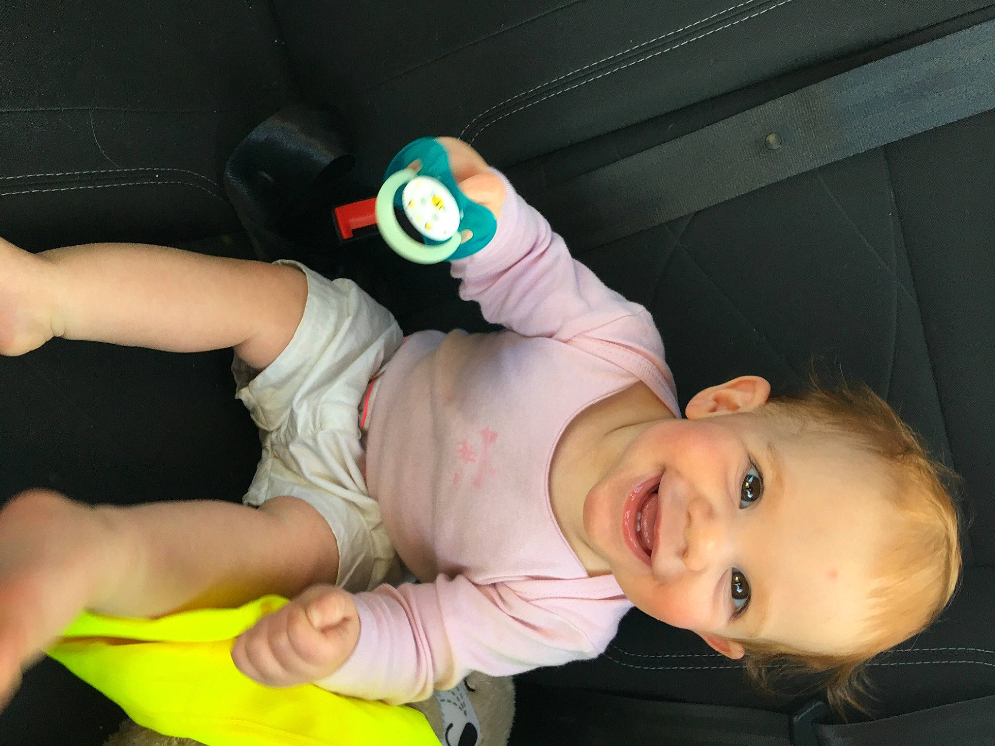 Enea a rejoint le concours — aidez-le/la à gagner de superbes lots ! arm, baby_toddler_clothing, child, elbow, facial_expression, fun, gesture, hand, happy, human_body, joy, knee, mouth, person, sleeve, smile, t_shirt, thigh, thumb, toddler