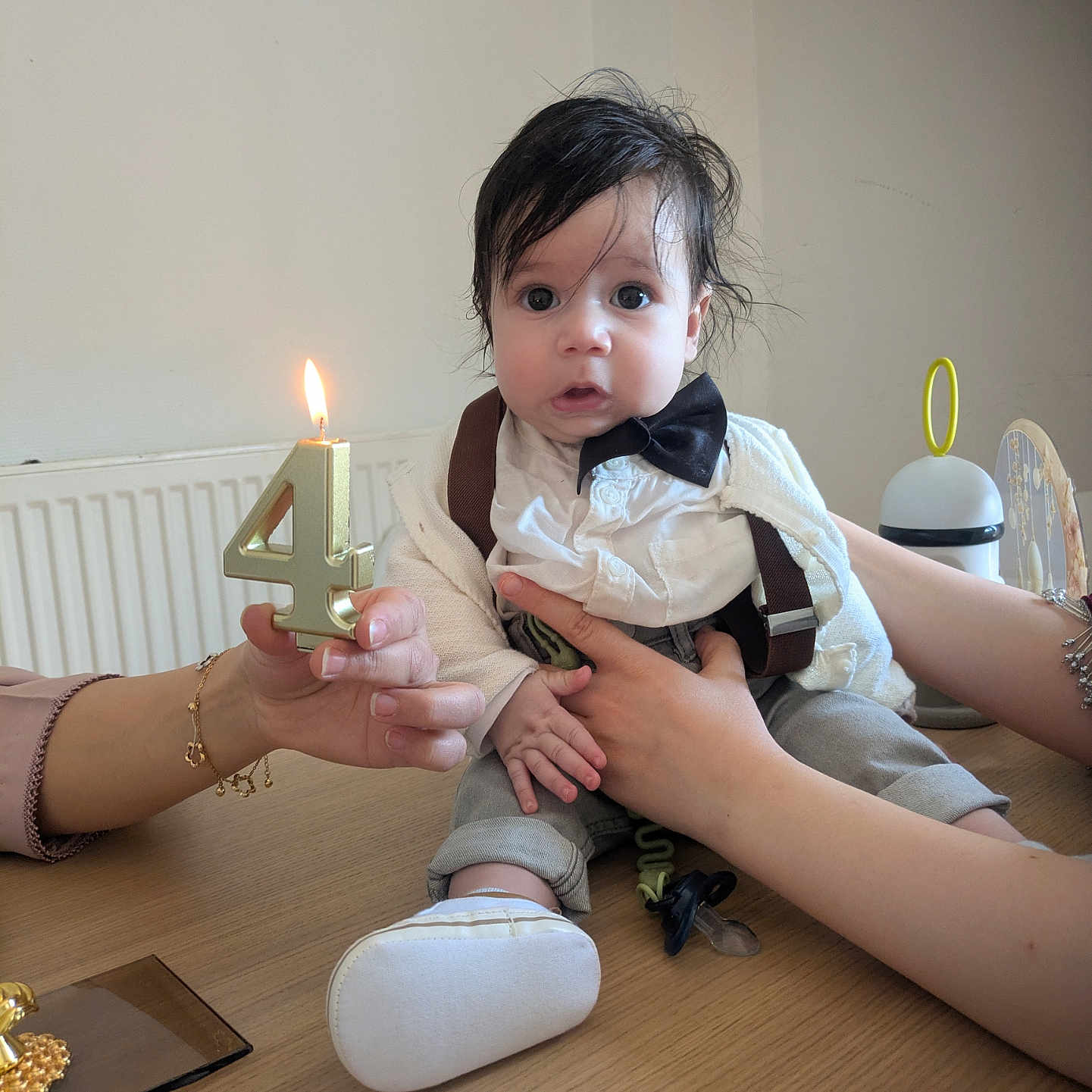 élane participe au concours pour gagner de l'argent avec cette photo : accessories, baby, bodypart, candle, child, clothing, couch, face, female, finger, formalwear, furniture, girl, hand, hardwood, head, person, sitting, tie, wood