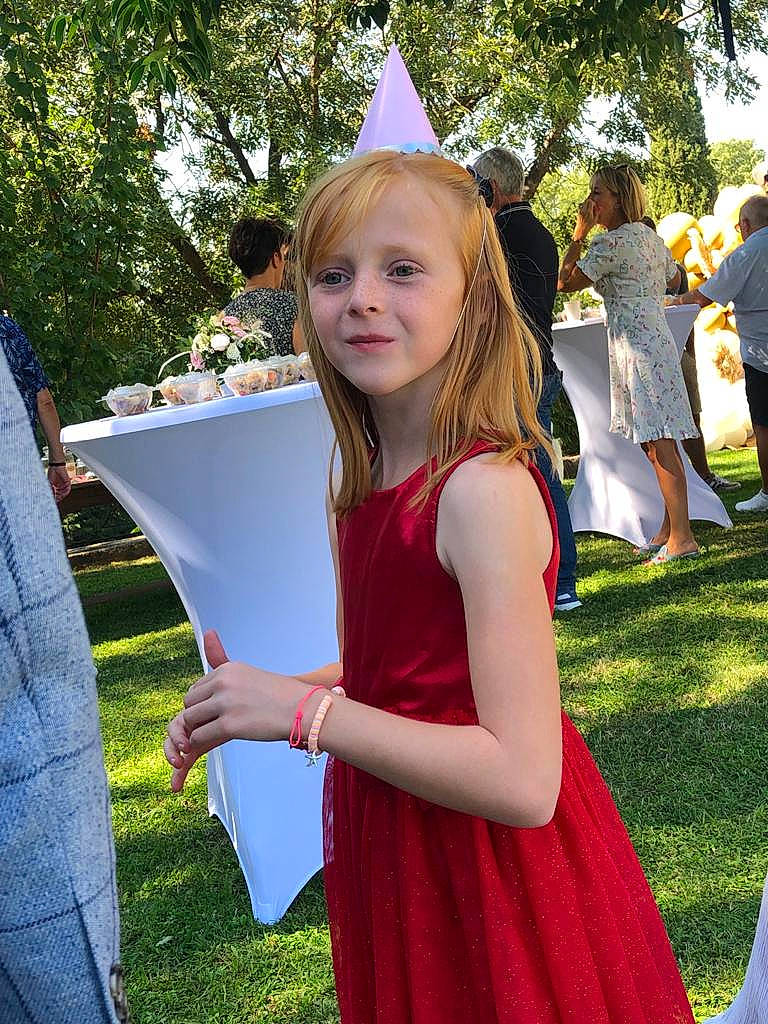 Léonie a rejoint le concours — aidez-le/la à gagner de superbes lots ! chair, child, community, day_dress, daytime, dress, event, formal_wear, fun, gesture, grass, happy, joy, one_piece_garment, person, pink, plant, pole, spring, summer