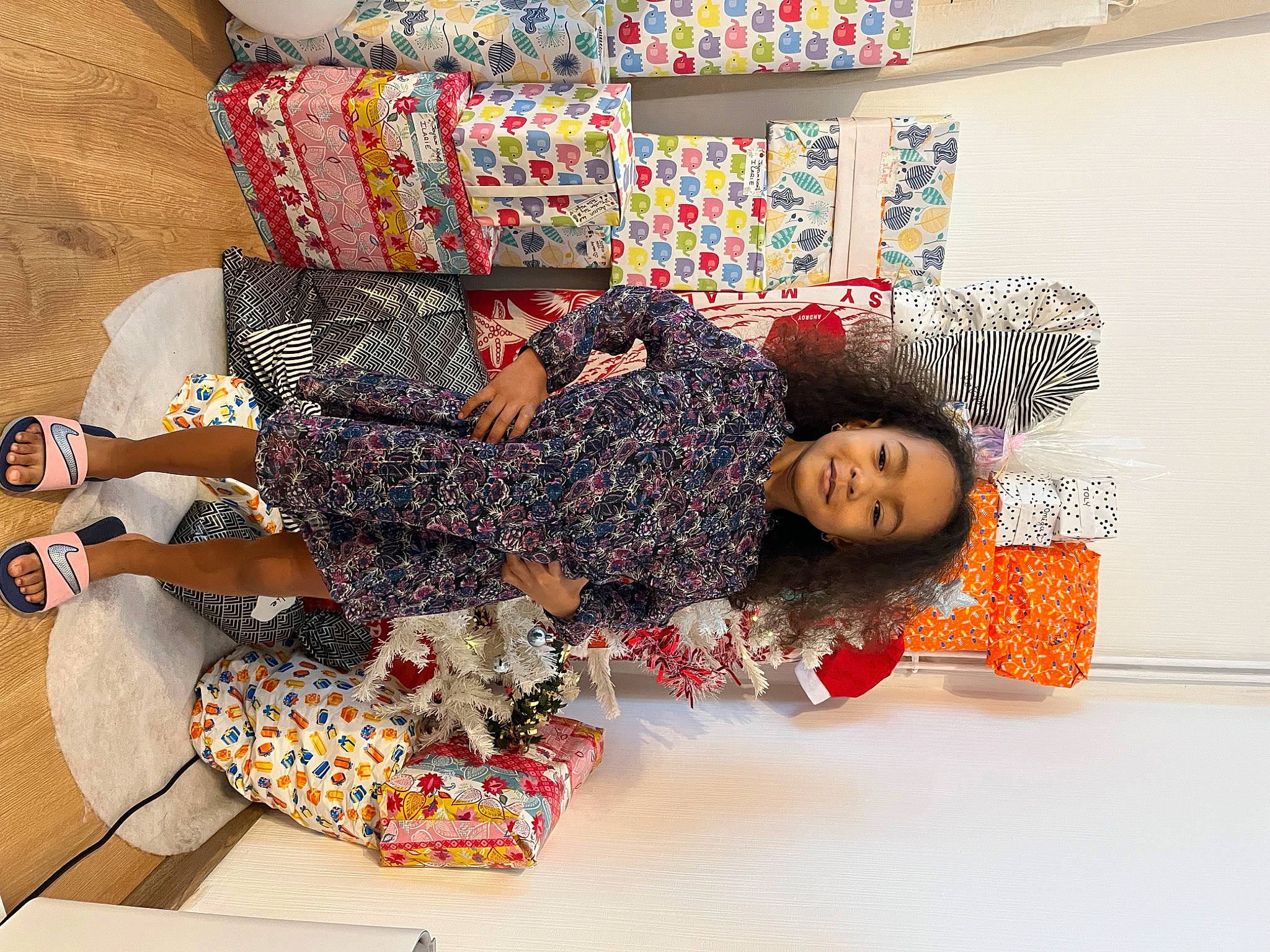 Ilarie a rejoint le concours — aidez-le/la à gagner de superbes lots ! child, comfort, fashion_design, flooring, fun, happy, human_leg, joy, knee, leisure, linens, magenta, pattern, person, room, sitting, sleeve, thigh, visual_arts, waist