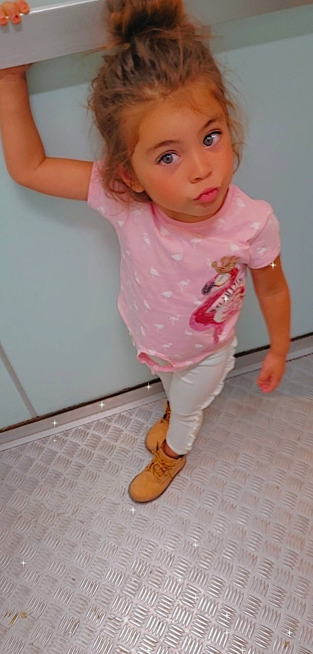 Jannah a rejoint le concours — aidez-le/la à gagner de superbes lots ! baby_toddler_clothing, cheek, child, chin, eye, face, flooring, foot, gesture, hair, head, human_leg, joint, leg, lip, nose, person, pink, skin, sleeve