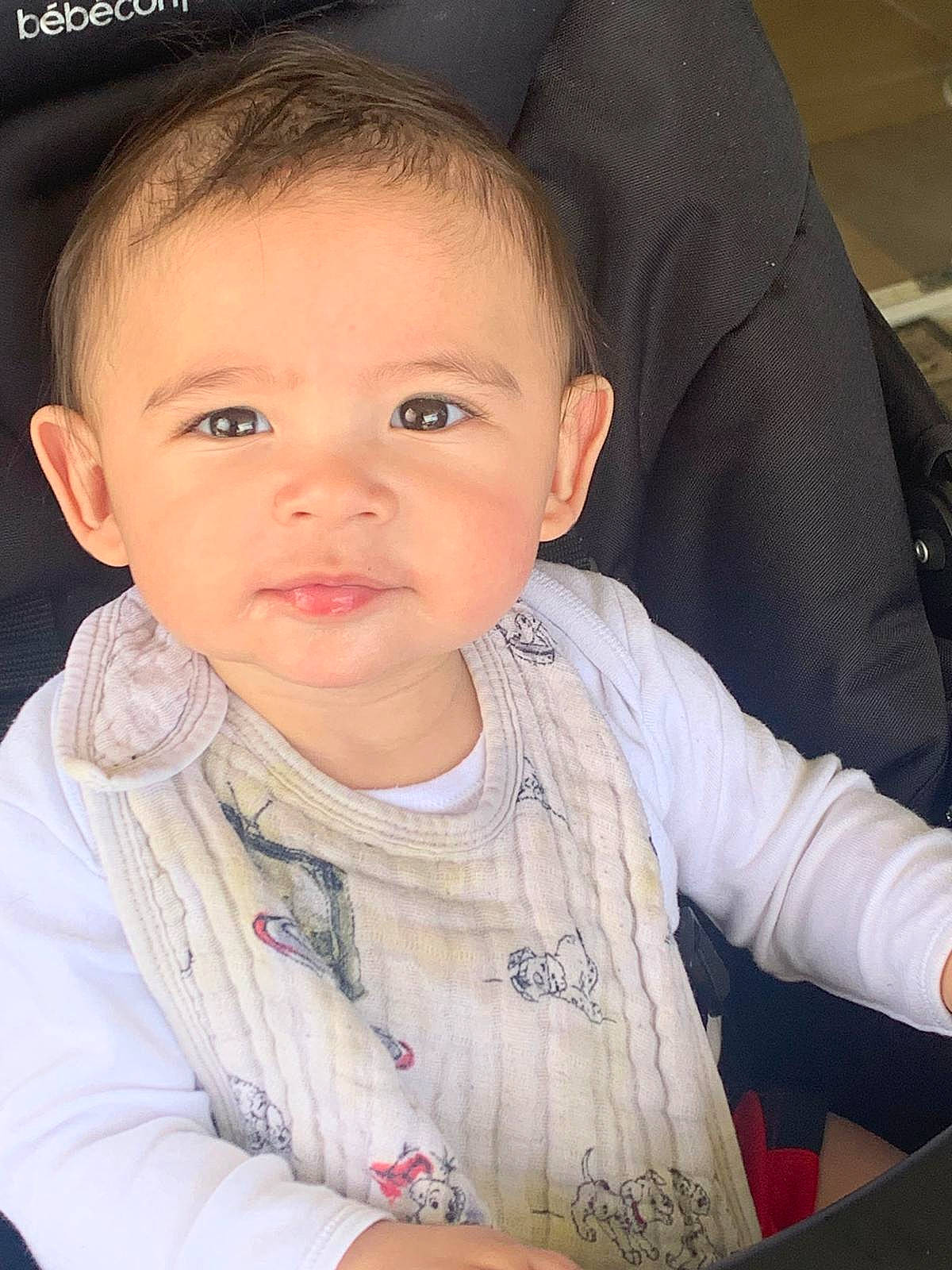 Dara participe au concours pour gagner de l'argent avec cette photo : baby, baby_toddler_clothing, cheek, chin, comfort, cool, ear, eyebrow, eyelash, facial_expression, finger, hairstyle, happy, iris, lip, mouth, nose, person, skin, sleeve