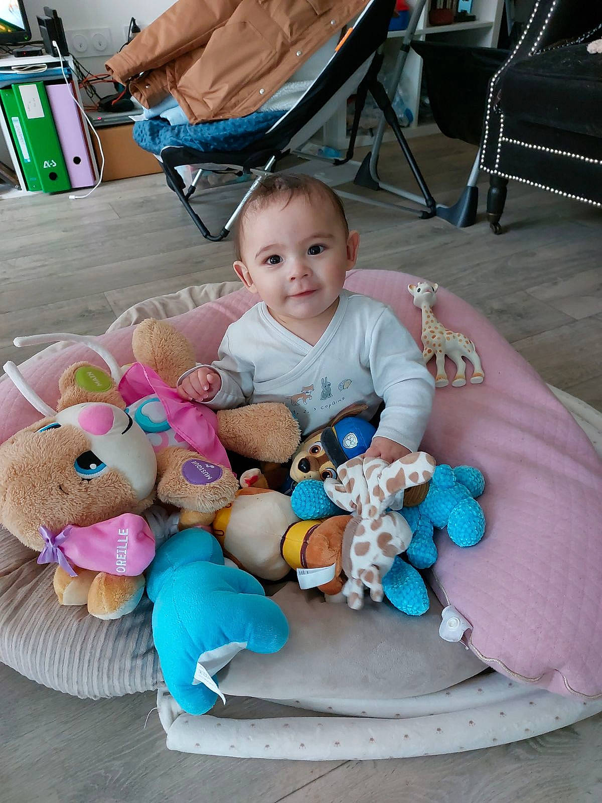 Dara participe au concours pour gagner de l'argent avec cette photo : baby, baby_toddler_clothing, chair, child, event, green, happy, joy, lap, mammal, organ, person, pink, product, purple, sitting, skin, smile, stuffed_toy, textile