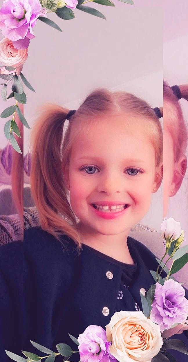 Milla participe au concours pour gagner de l'argent avec cette photo : beauty, eyelash, face, flash_photography, flower, gesture, hair, hairstyle, happy, headpiece, iris, joy, leaf, lip, long_hair, person, petal, pink, plant, shoulder