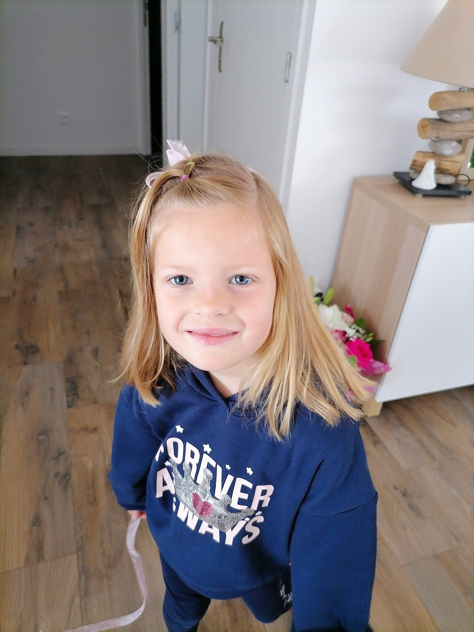 Milla a rejoint le concours — aidez-le/la à gagner de superbes lots ! arm, baby_toddler_clothing, eye, floor, flooring, hair, hairstyle, happy, head, human_body, iris, joy, neck, person, shoulder, sleeve, smile, sportswear, standing, t_shirt