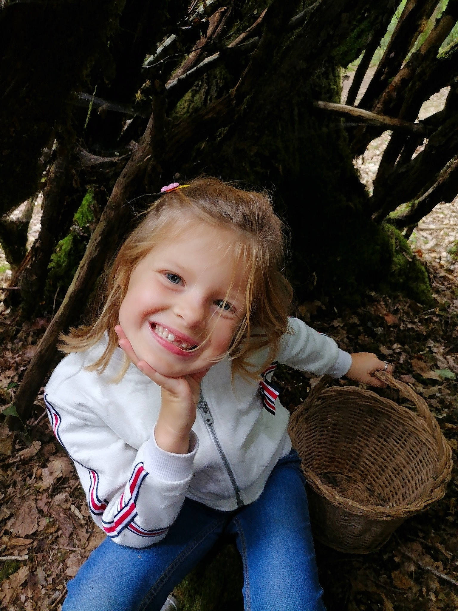 Milla participe au concours pour gagner de l'argent avec cette photo : basket, beauty, botany, clothing, flash_photography, fun, grass, happy, jeans, joy, leaf, leisure, people, people_in_nature, person, plant, smile, toddler, tree, trunk