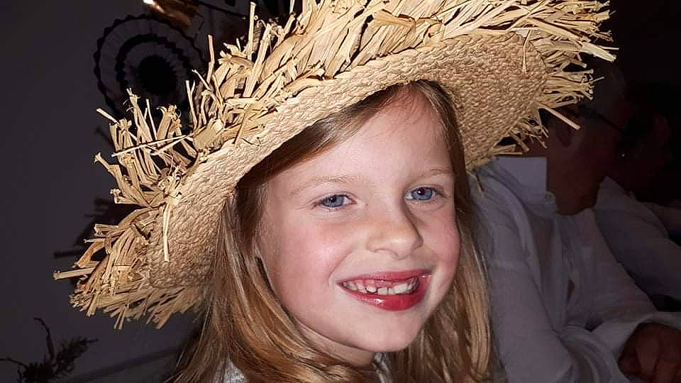 Milla a rejoint le concours — aidez-le/la à gagner de superbes lots ! beauty, costume_hat, event, eyelash, face, fun, hairstyle, happy, hat, headgear, headpiece, headwear, human, joy, natural_material, people_in_nature, person, photograph, smile, snapshot