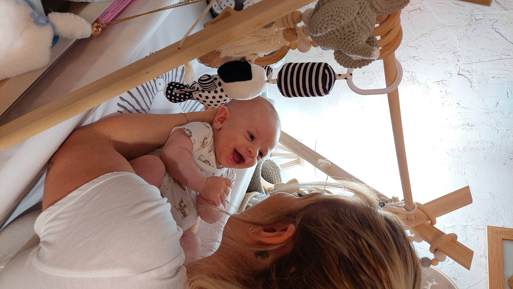 Nélo participe au concours pour gagner de l'argent avec cette photo : baby, child, comfort, event, eyelash, fun, happy, hat, headgear, leisure, linens, person, room, toddler, white, wood