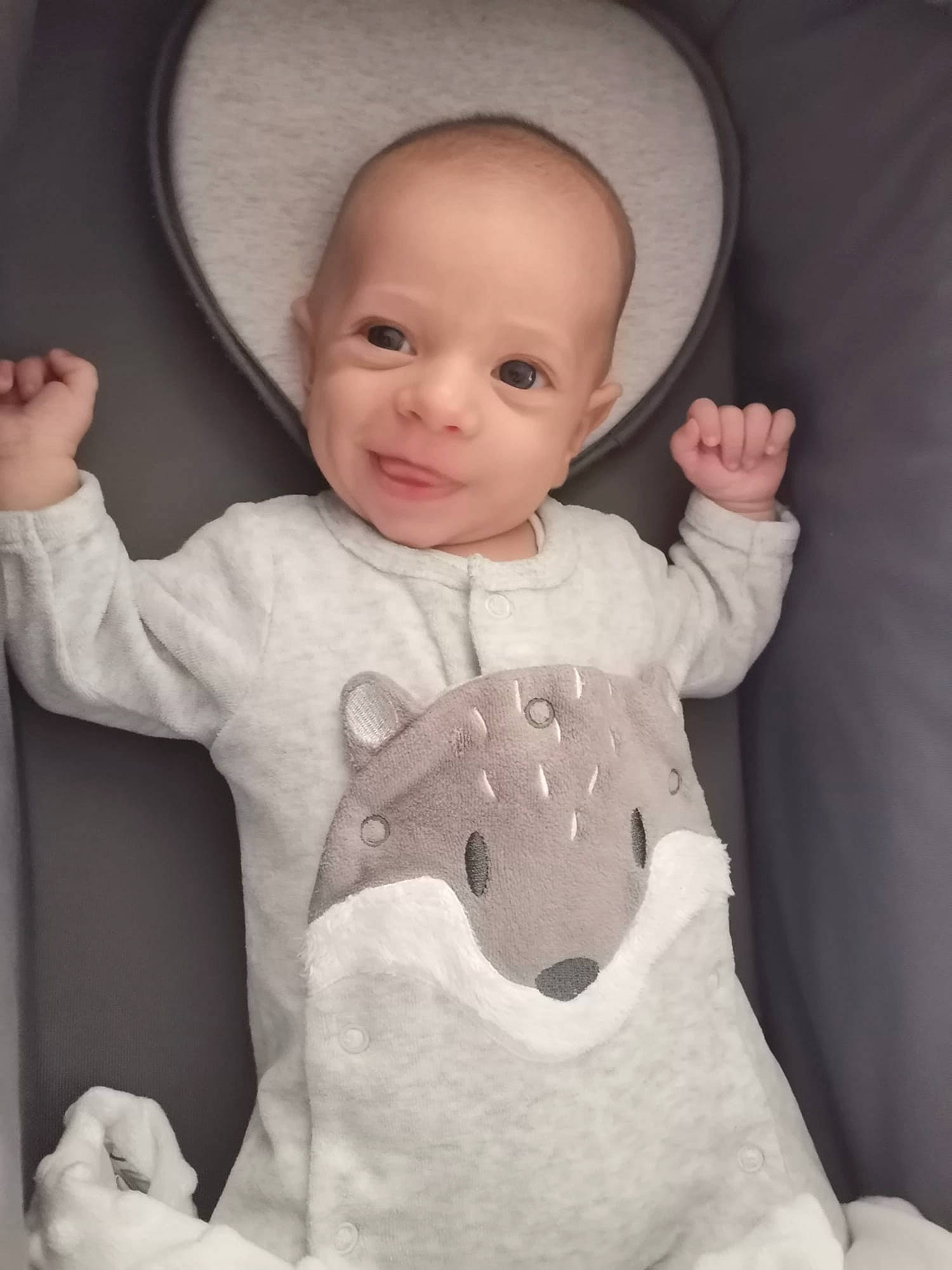 Nélo participe au concours pour gagner de l'argent avec cette photo : baby, baby_toddler_clothing, cheek, chin, comfort, eyebrow, head, human_body, joint, lip, mouth, neck, nose, organ, person, skin, sleeve, smile, standing, textile