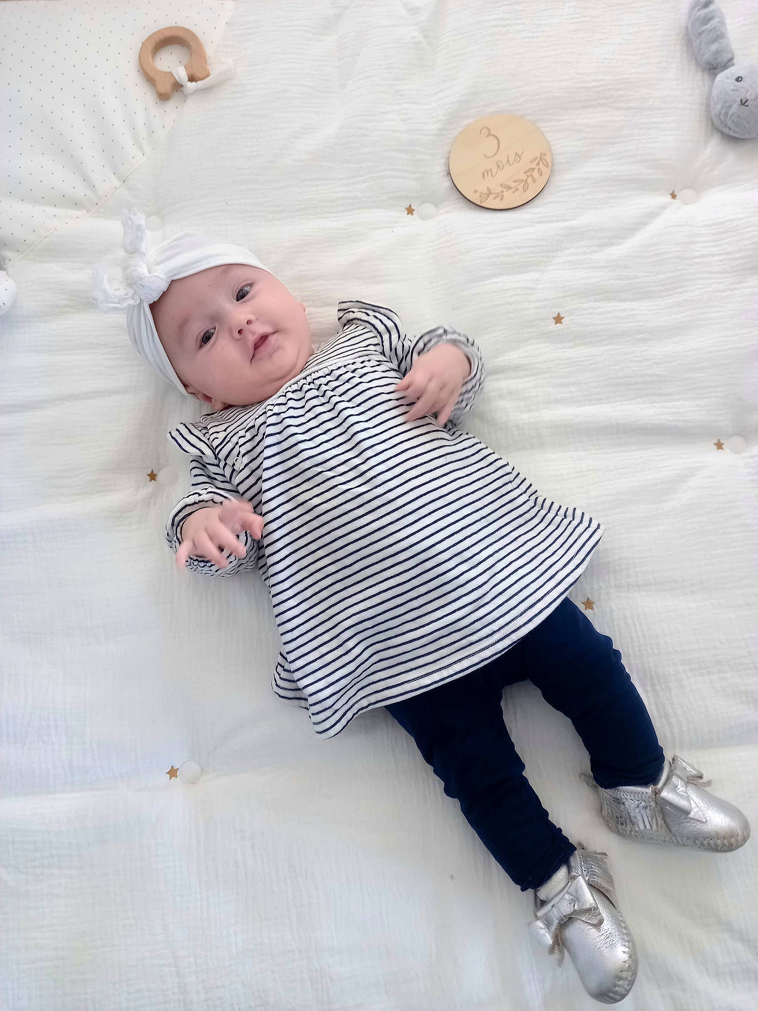 Louise participe au concours pour gagner de l'argent avec cette photo : baby, baby_toddler_clothing, bedding, child, comfort, foot, happy, headwear, human_leg, knee, linens, pattern, person, pink, room, sandal, sleeve, smile, t_shirt, textile