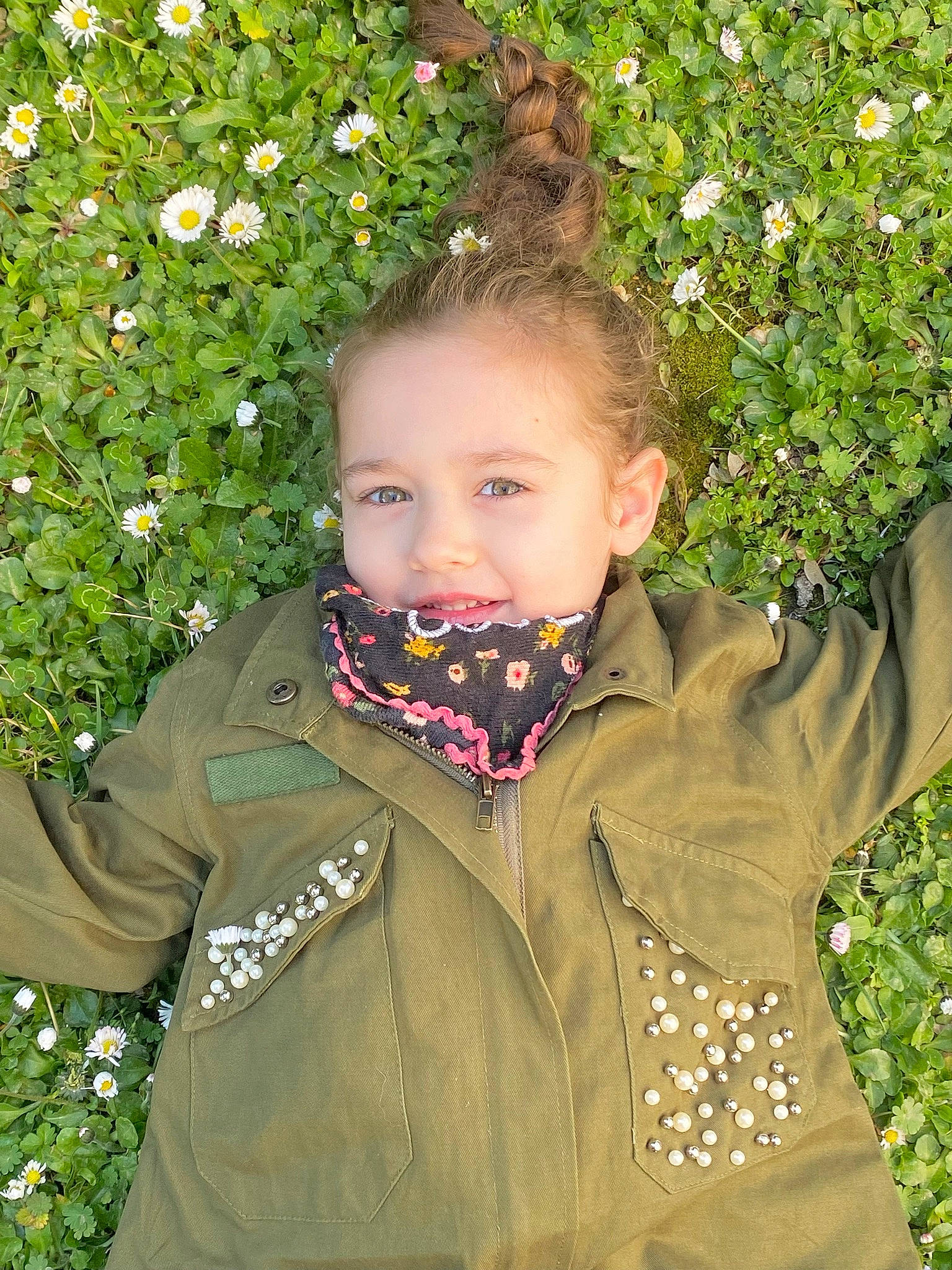 Hanaé a rejoint le concours — aidez-le/la à gagner de superbes lots ! annual_plant, botany, button, child, collar, eye, flower, flowering_plant, grass, happy, jacket, leaf, pattern, people_in_nature, person, plant, sleeve, smile, toddler, tree
