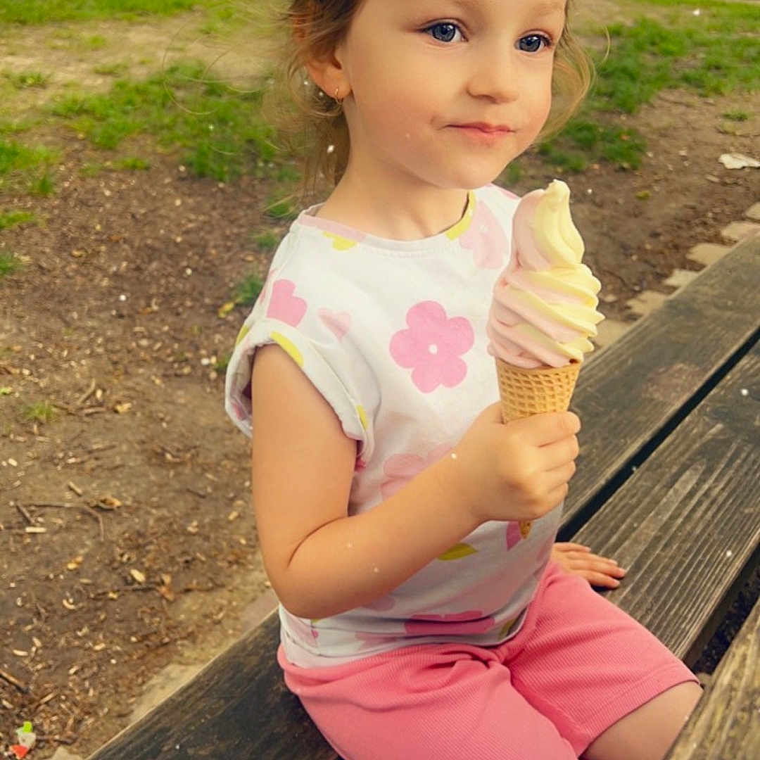 Kamëlia a rejoint le concours — aidez-le/la à gagner de superbes lots ! bench, child, clothing, cream, dessert, face, female, food, furniture, girl, grass, head, icecream, icing, person, photography, plant, portrait, sitting, summer