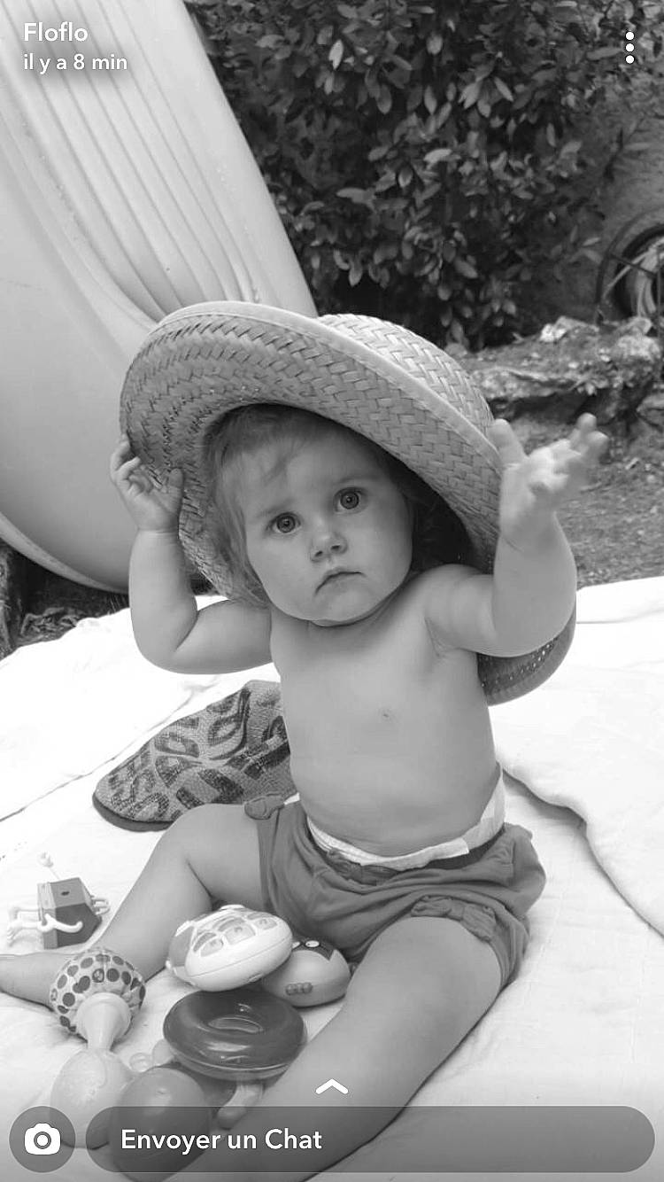 Zoey a rejoint le concours — aidez-le/la à gagner de superbes lots ! baby, black_and_white, child, fashion_accessory, hat, headgear, monochrome, monochrome_photography, person, photograph, photography, sitting, smile, snapshot, stock_photography, style, sun_hat, toddler, white