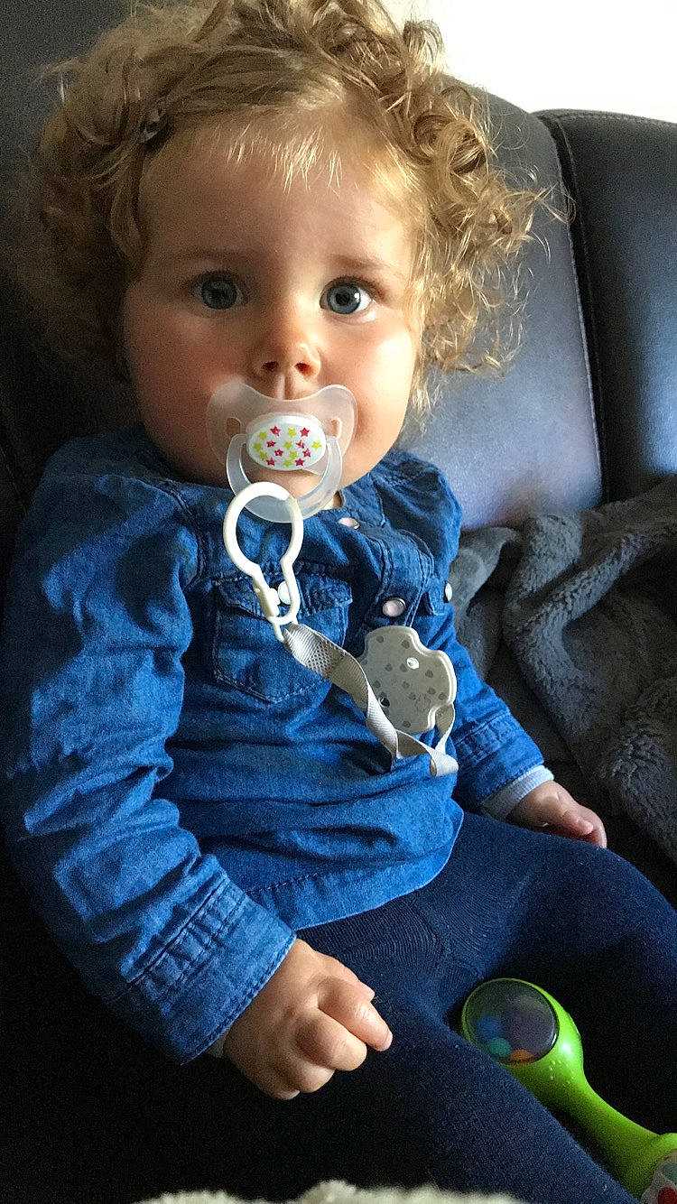 Zoey participe au concours pour gagner de l'argent avec cette photo : baby, blond, cheek, child, eye, outerwear, person, sitting, smile, toddler