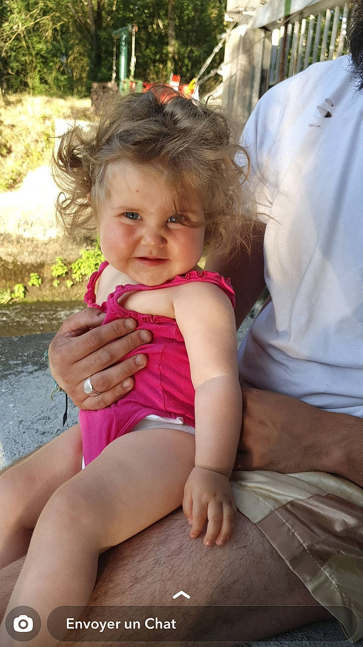 Zoey a rejoint le concours — aidez-le/la à gagner de superbes lots ! abdomen, child, finger, fun, leg, person, sitting, smile, summer, thigh, toddler, trunk, vacation