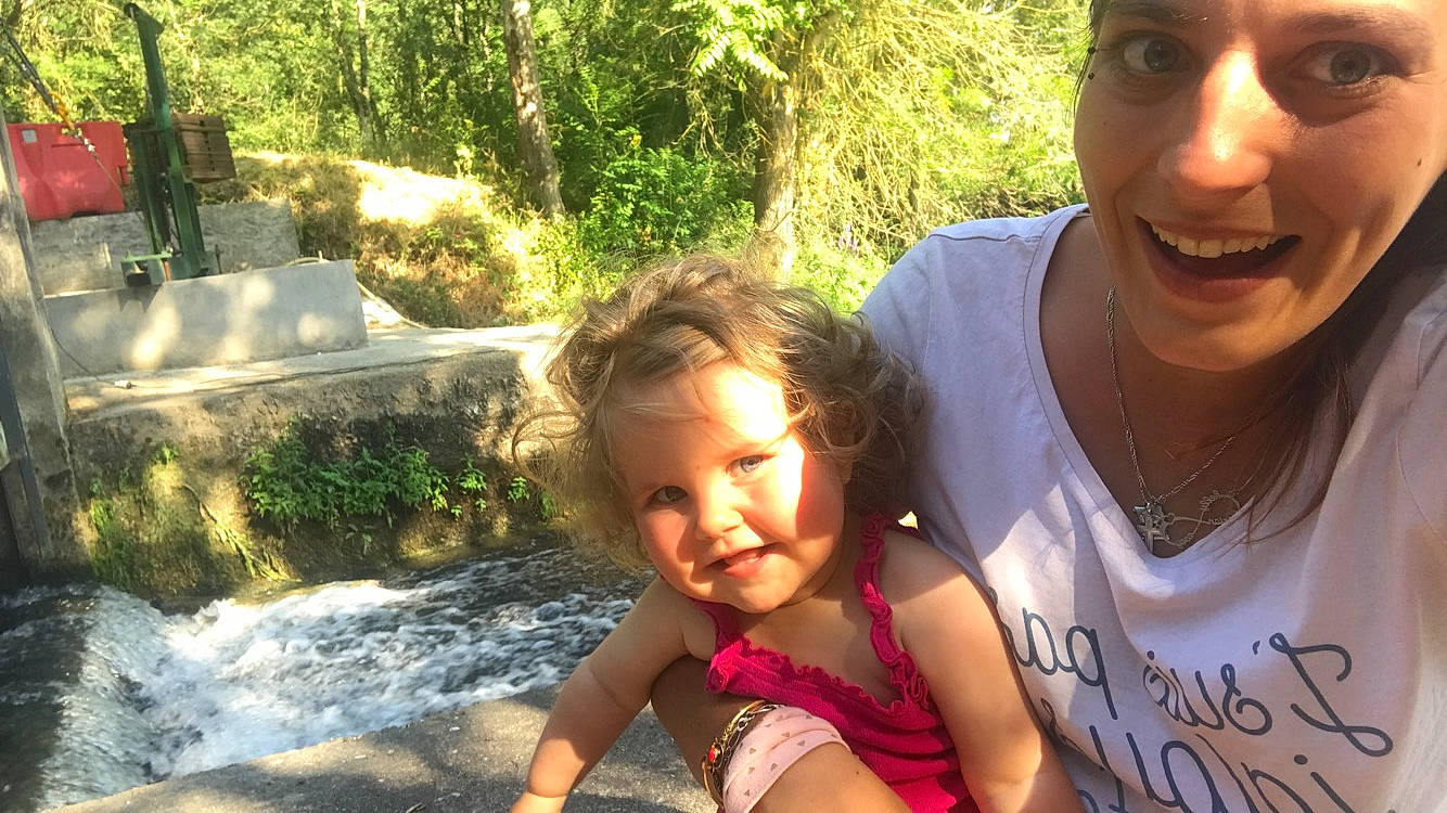 Zoey participe au concours pour gagner de l'argent avec cette photo : child, daughter, fawn, fun, happy, joy, leisure, people, person, smile, summer, toddler, tree, vacation