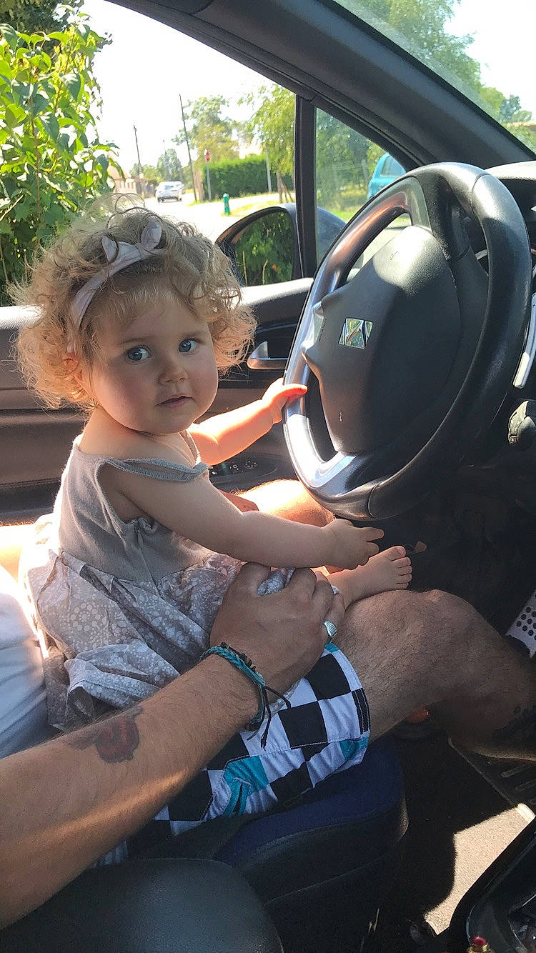 Zoey participe au concours pour gagner de l'argent avec cette photo : auto_part, baby, car, car_seat, child, city_car, driving, family_car, fun, person, plant, steering_part, steering_wheel, subcompact_car, toddler, vacation, vehicle, vehicle_door