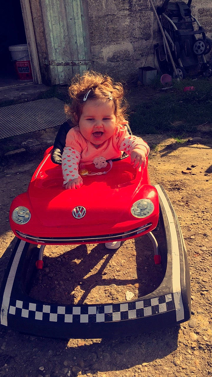 Zoey participe au concours pour gagner de l'argent avec cette photo : car, child, fun, person, play, sitting, toddler, vehicle