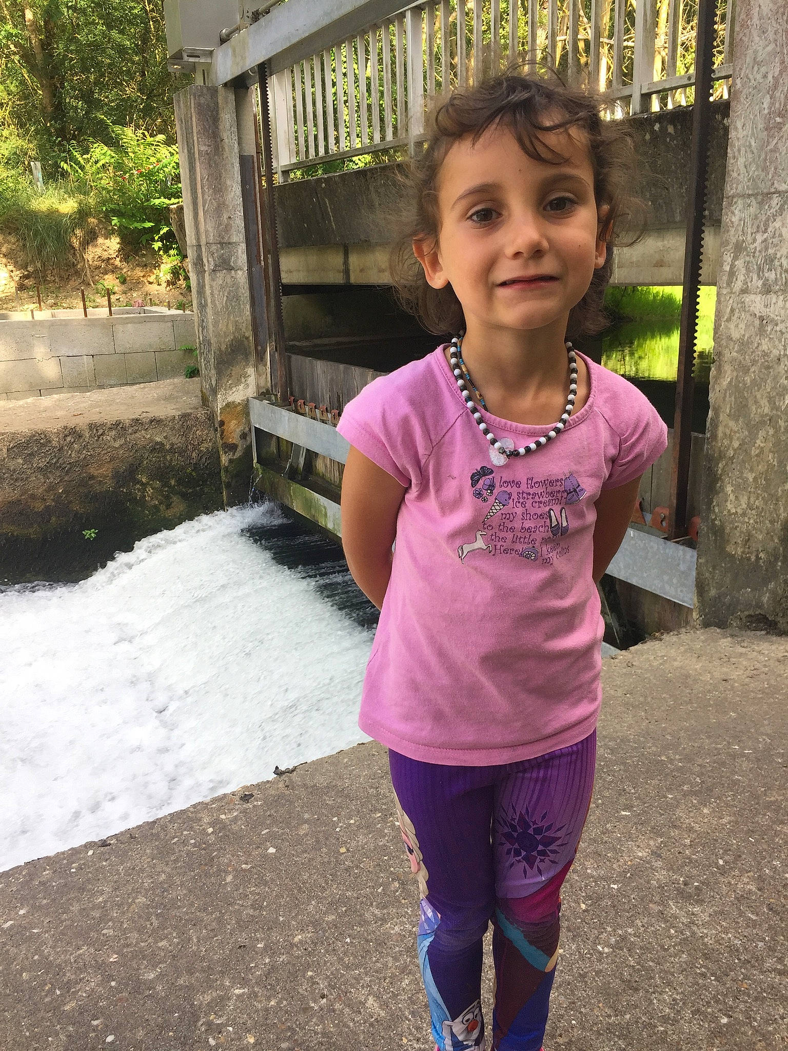 Kelly participe au concours pour gagner de l'argent avec cette photo : child, face, fun, happy, head, joy, leisure, people, person, pink, plant, play, recreation, skin, smile, t_shirt, toddler, tree, vacation, walking