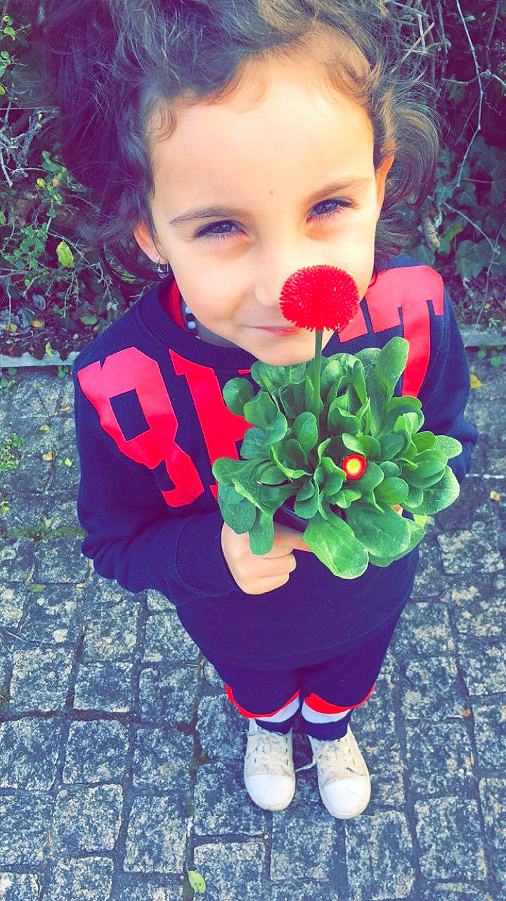 Kelly a rejoint le concours — aidez-le/la à gagner de superbes lots ! cheek, child, flower, grass, green, happy, head, leaf, lip, nose, person, photography, plant, red, smile, toddler