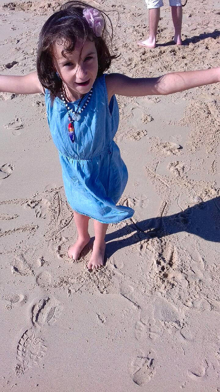 Kelly participe au concours pour gagner de l'argent avec cette photo : adaptation, beach, child, fun, mud, person, play, sand, smile, soil, summer, toddler, vacation, water