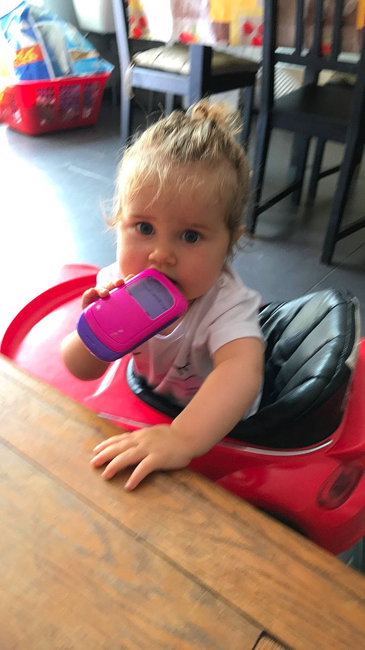 Zoey participe au concours pour gagner de l'argent avec cette photo : baby, baby_products, child, fun, leisure, person, play, product, sitting, skin, toddler