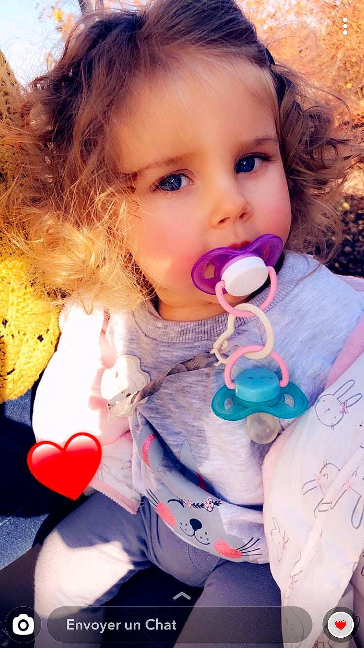 Zoey participe au concours pour gagner de l'argent avec cette photo : baby, brown_hair, cheek, child, nose, person, photography, play, smile, toddler