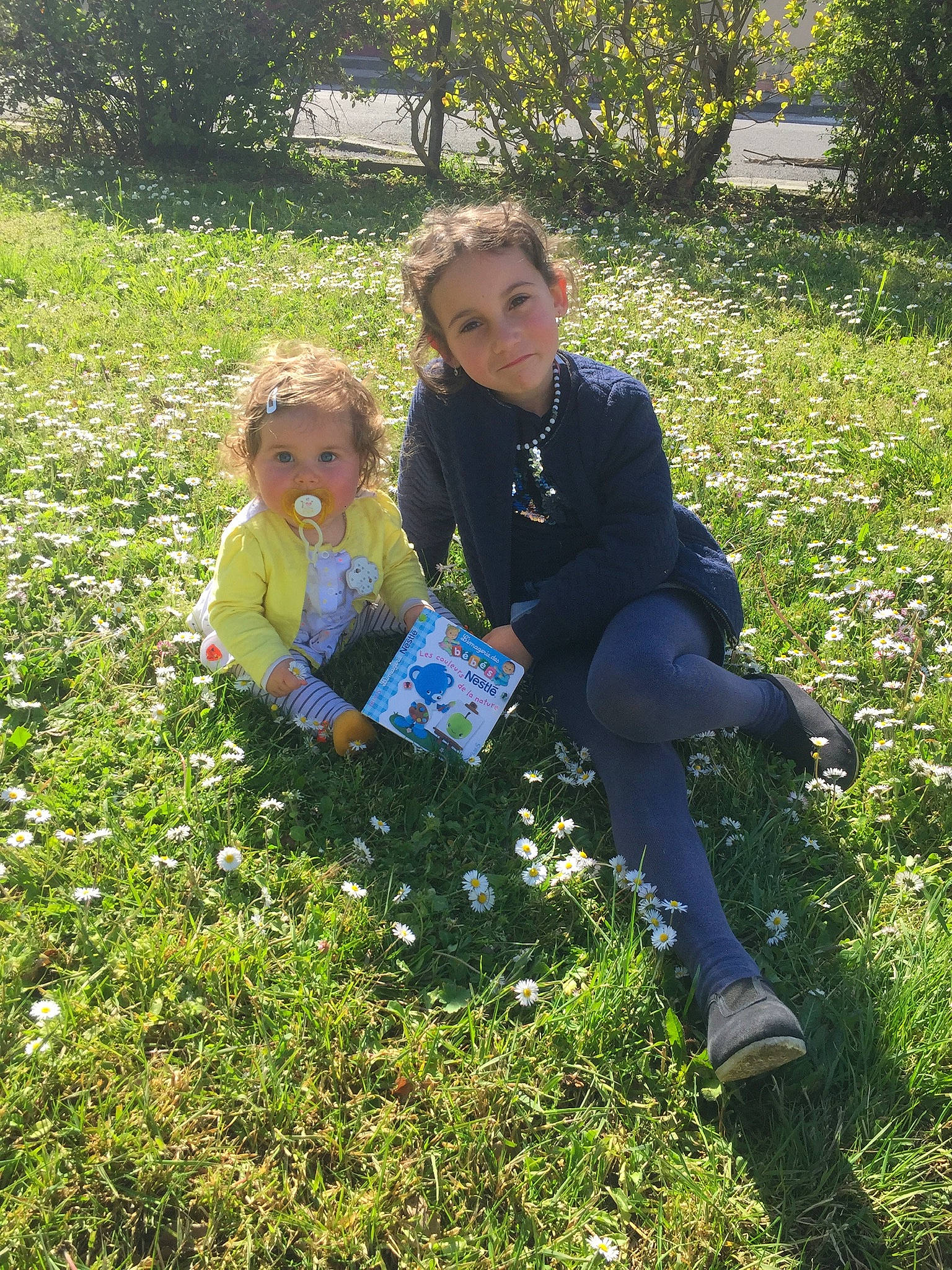 Zoey a rejoint le concours — aidez-le/la à gagner de superbes lots ! botany, child, grass, grass_family, groundcover, joy, lawn, leaf, meadow, people_in_nature, person, plant, play, sitting, soil, spring, toddler, tree